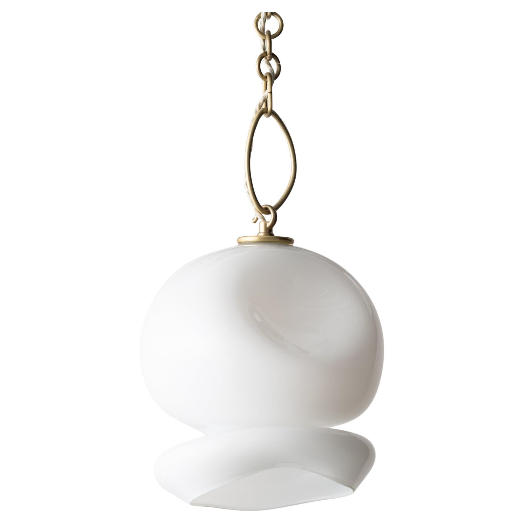 Aurelia Pendelleuchte: Satiniertes Messing/weißes Glas von Avram Rusu STUDIO