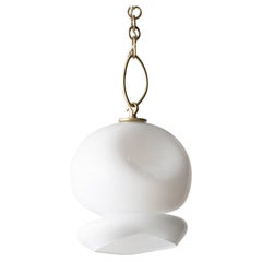 Aurelia Pendelleuchte: Satiniertes Messing/weißes Glas von Avram Rusu STUDIO
