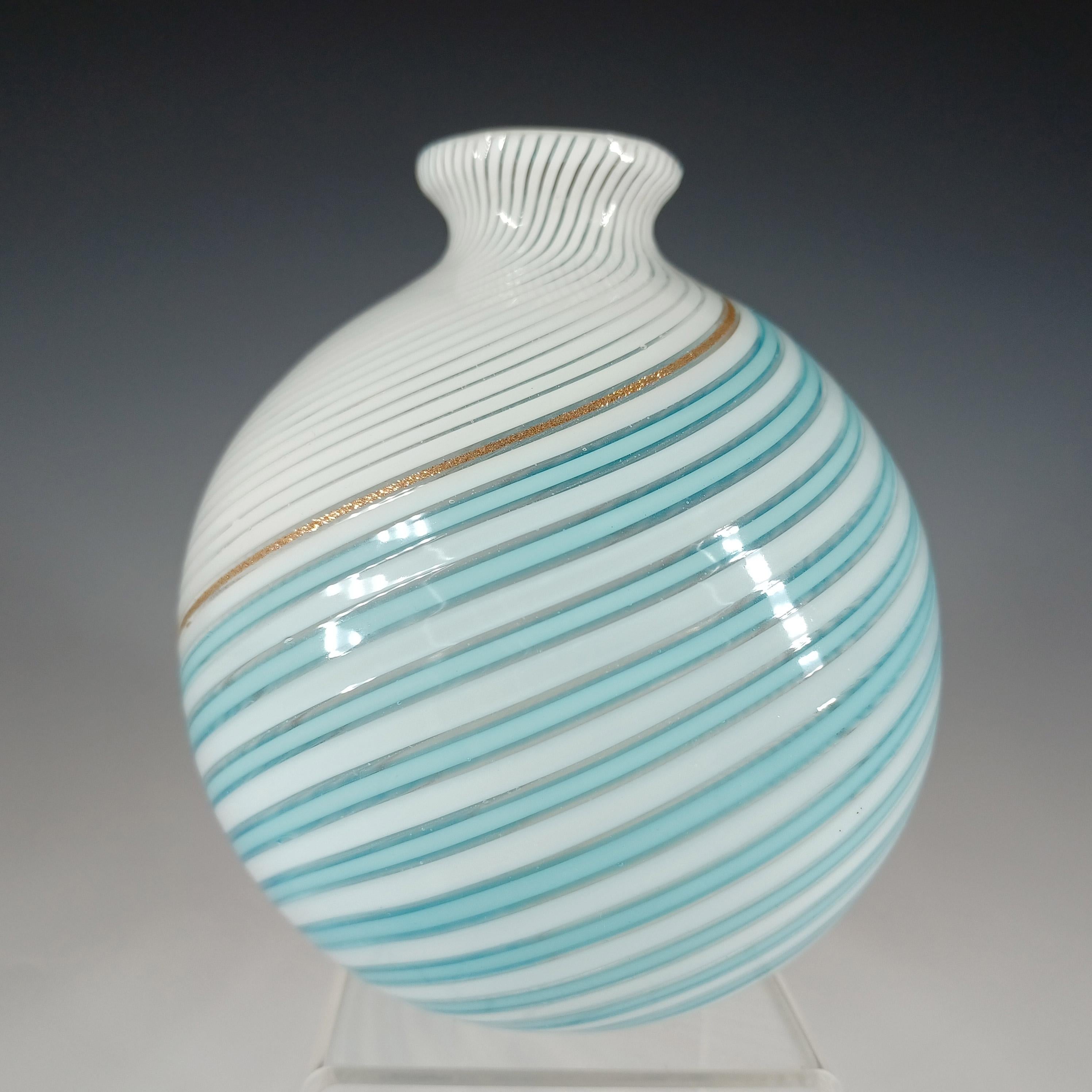 Hier ist eine wunderbare venezianische Glasvase aus den 1950er Jahren, hergestellt auf der Insel Murano in der Nähe von Venedig, Italien. Hergestellt von Aureliano Toso und entworfen von Dino Martens. Das Design ist unter dem Namen Mezza Filigrana