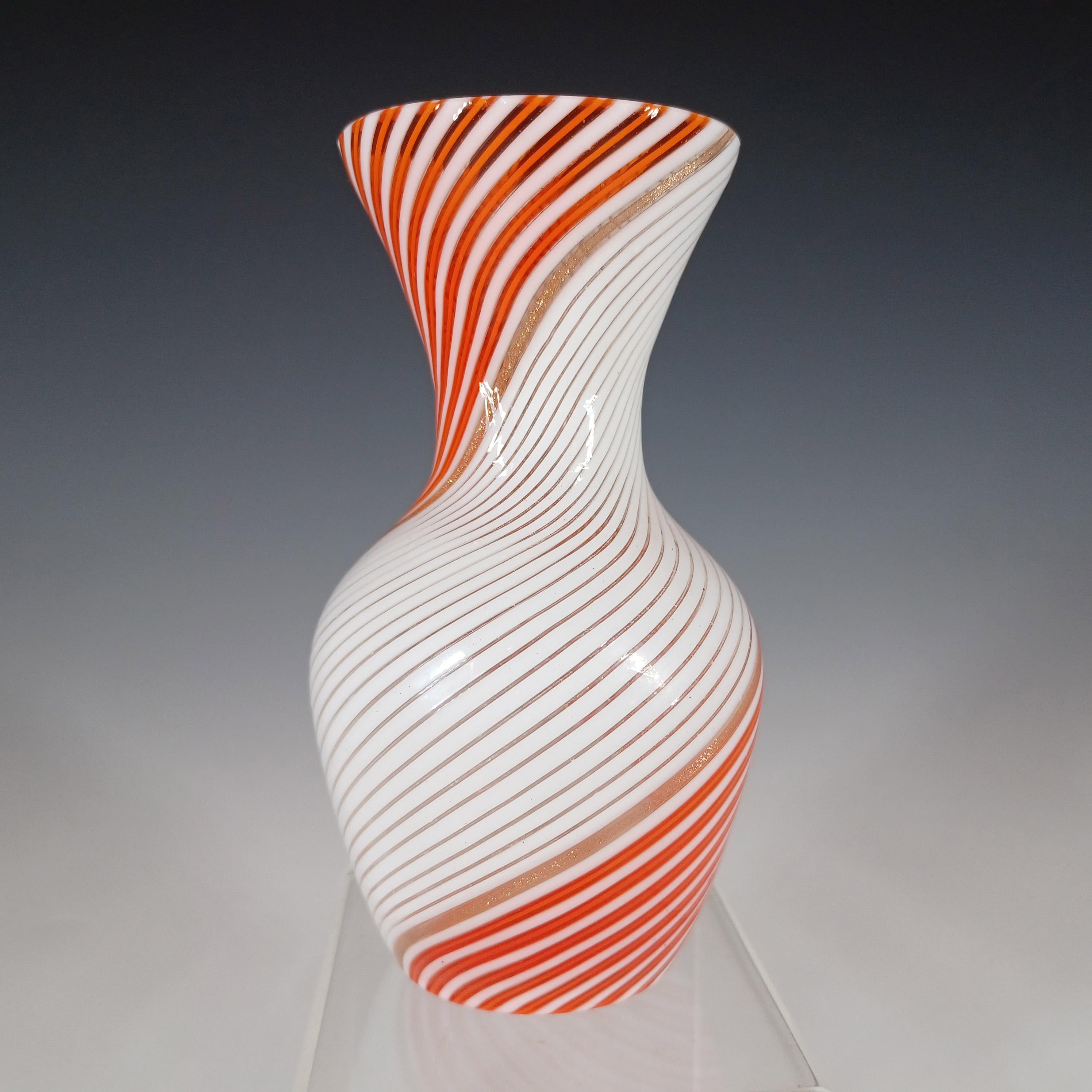 Hier ist eine wunderbare venezianische Glasvase aus den 1950er Jahren, hergestellt auf der Insel Murano in der Nähe von Venedig, Italien. Hergestellt von Aureliano Toso und entworfen von Dino Martens. Das Design ist unter dem Namen Mezza Filigrana