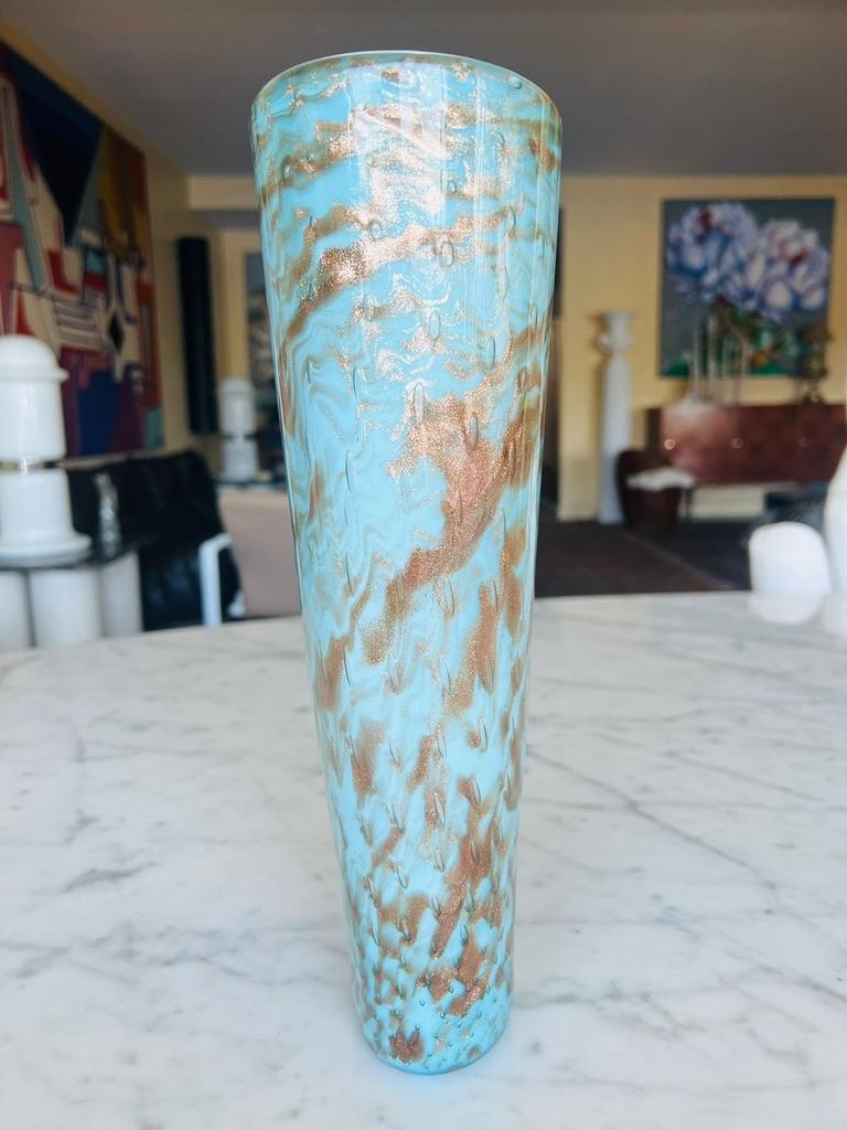 Unglaubliche Aureliano Toso Design Dino Martens mit venturina und Luftblasen um 1950 Murano Glas blau Vase.