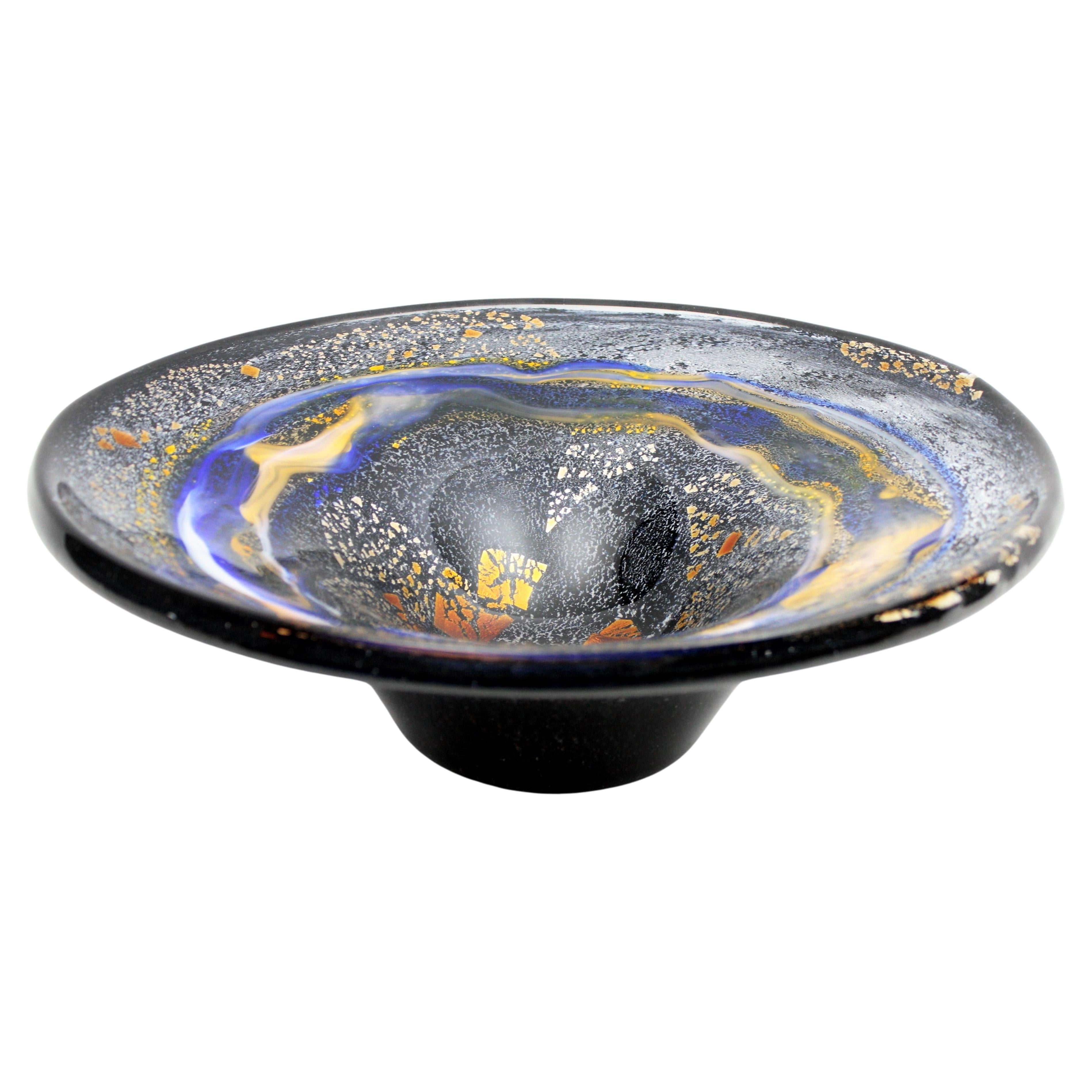 Wunderschöner großer Mid-Century Modern Murano Glasaufsatz mit Aventurin Gold- und Silberflecken, zugeschrieben Dino Martens und Aureliano Toso, Italien, 1960er Jahre.
Handgeblasenes schwarzes Rauchglas mit wunderschönem Dekor in schwarzen,
