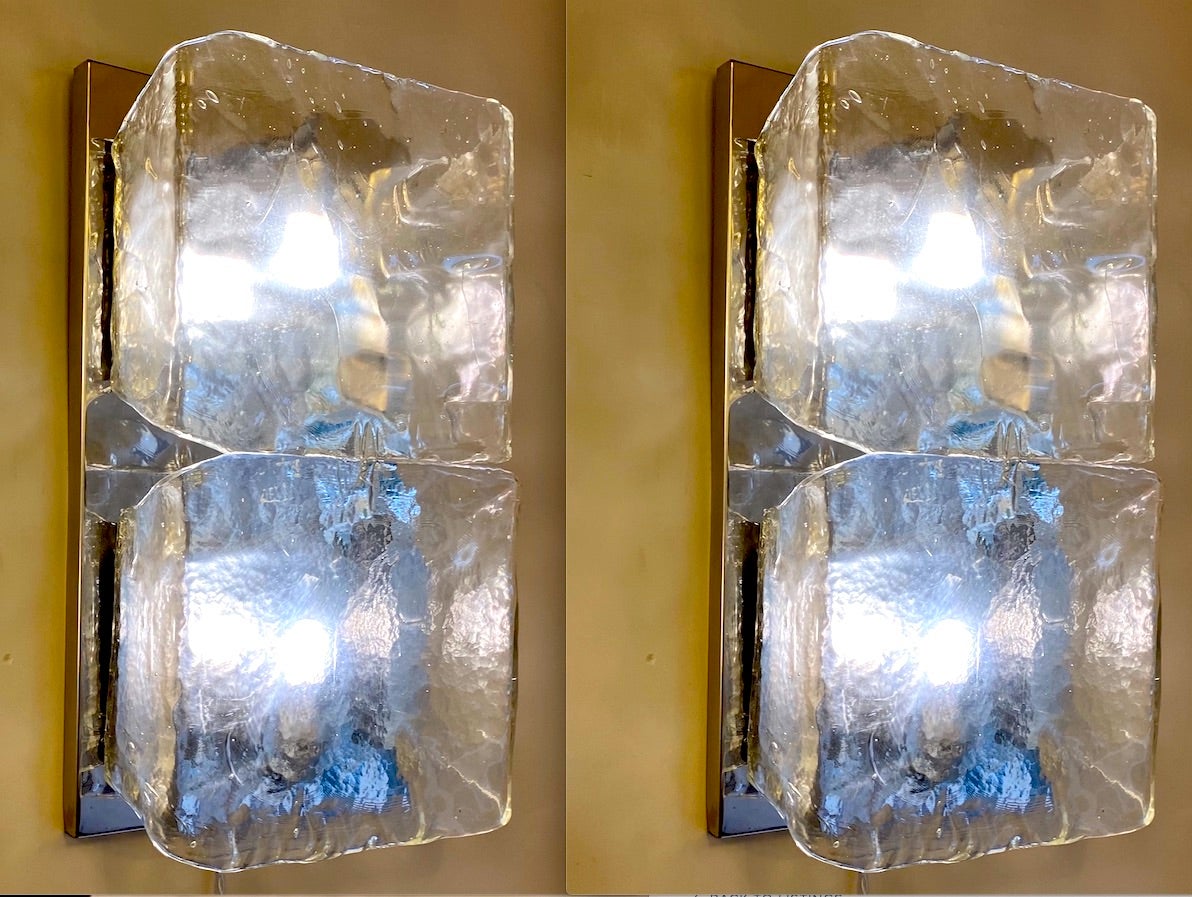 Paar auffällige Wandleuchten oder Wandleuchter, jeweils mit zwei kostbaren mundgeblasenen massiven klaren Murano Glas von Aureliano Toso Murano 1970'. Erhältlich 3 Paare und auch ein Paar von Kronleuchtern. 
 Dieses Modell wurde von Interni 1972
