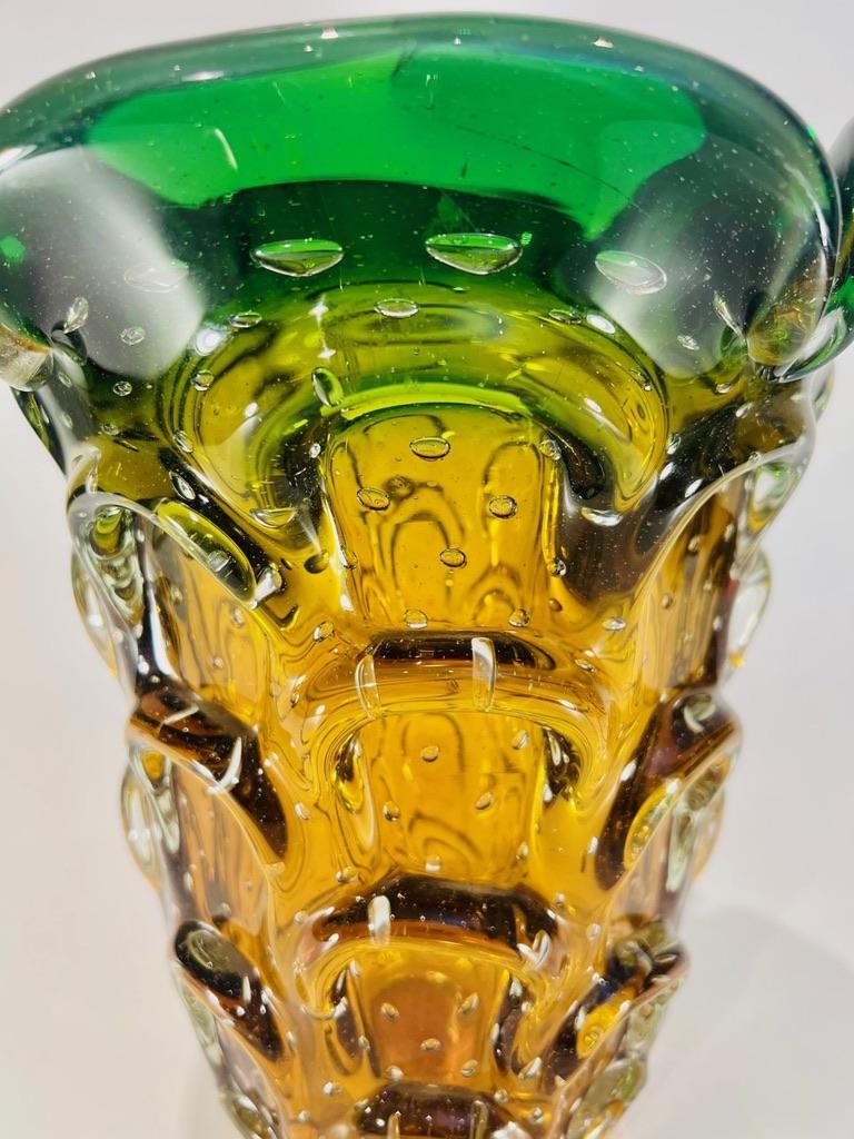 Große Vase aus zweifarbigem Murano-Glas von Aureliano Toso aus dem Jahr 1950. (Italienisch) im Angebot