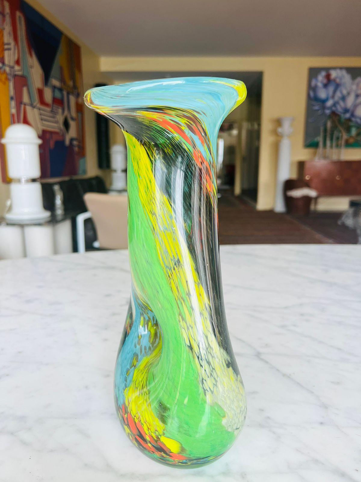 Incroyable et grand vase en verre de Murano multicolore d'Aureliano Toso circa 1950.