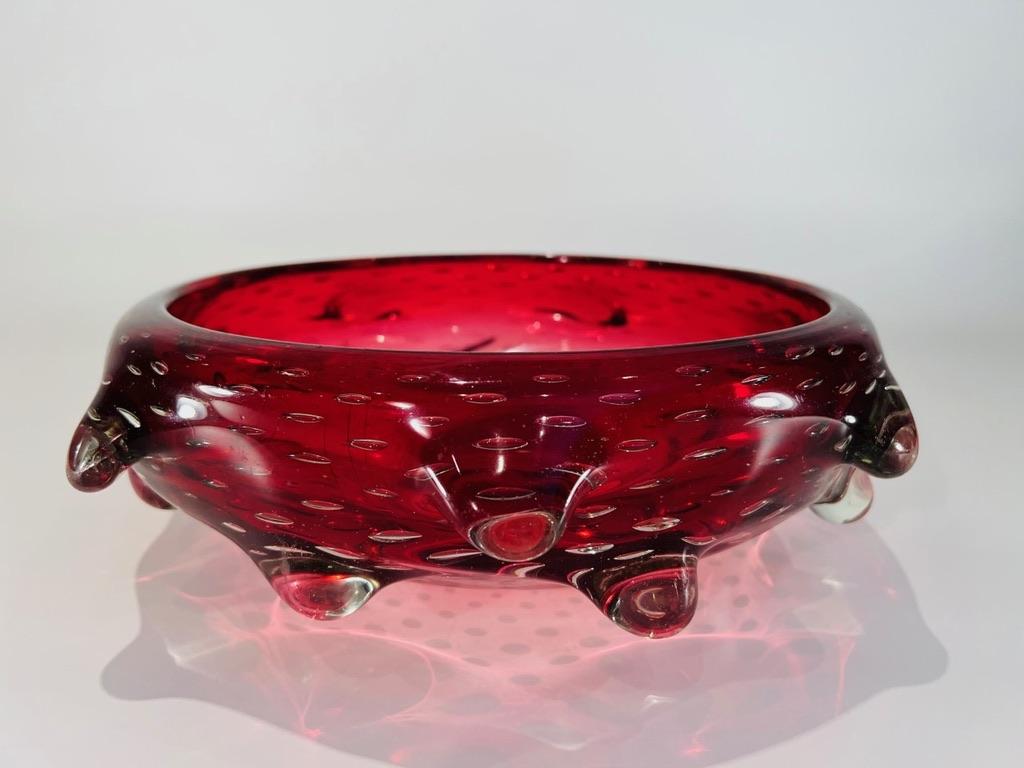 Incredibile centrotavola del 1950 in vetro di Murano di Aureliano Toso, rosso con bolle e rigonfiamenti.