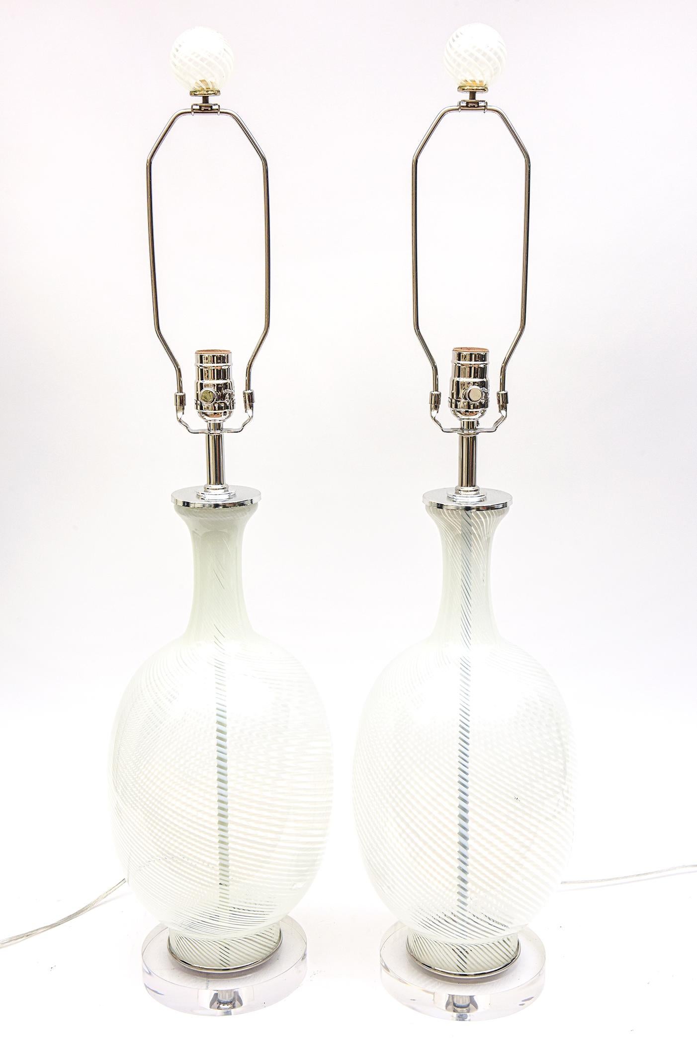 Aureliano Toso Murano Vintage White Swirled Glass Lamps with Glass Finials Pair  For Sale 3