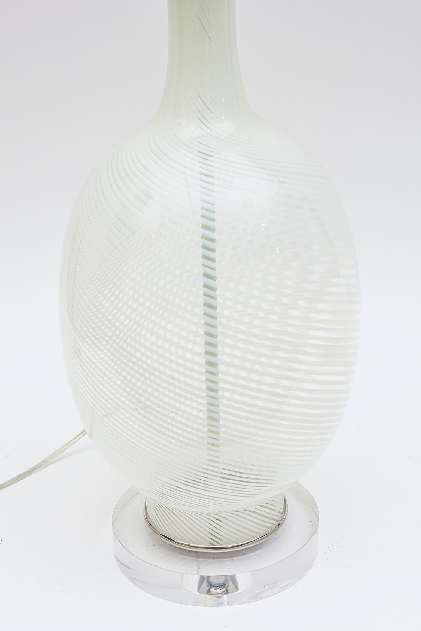 Aureliano Toso Murano Vintage-Lampen aus weißem wirbelndem Glas mit Glasabschlüssen, Paar  (Moderne) im Angebot