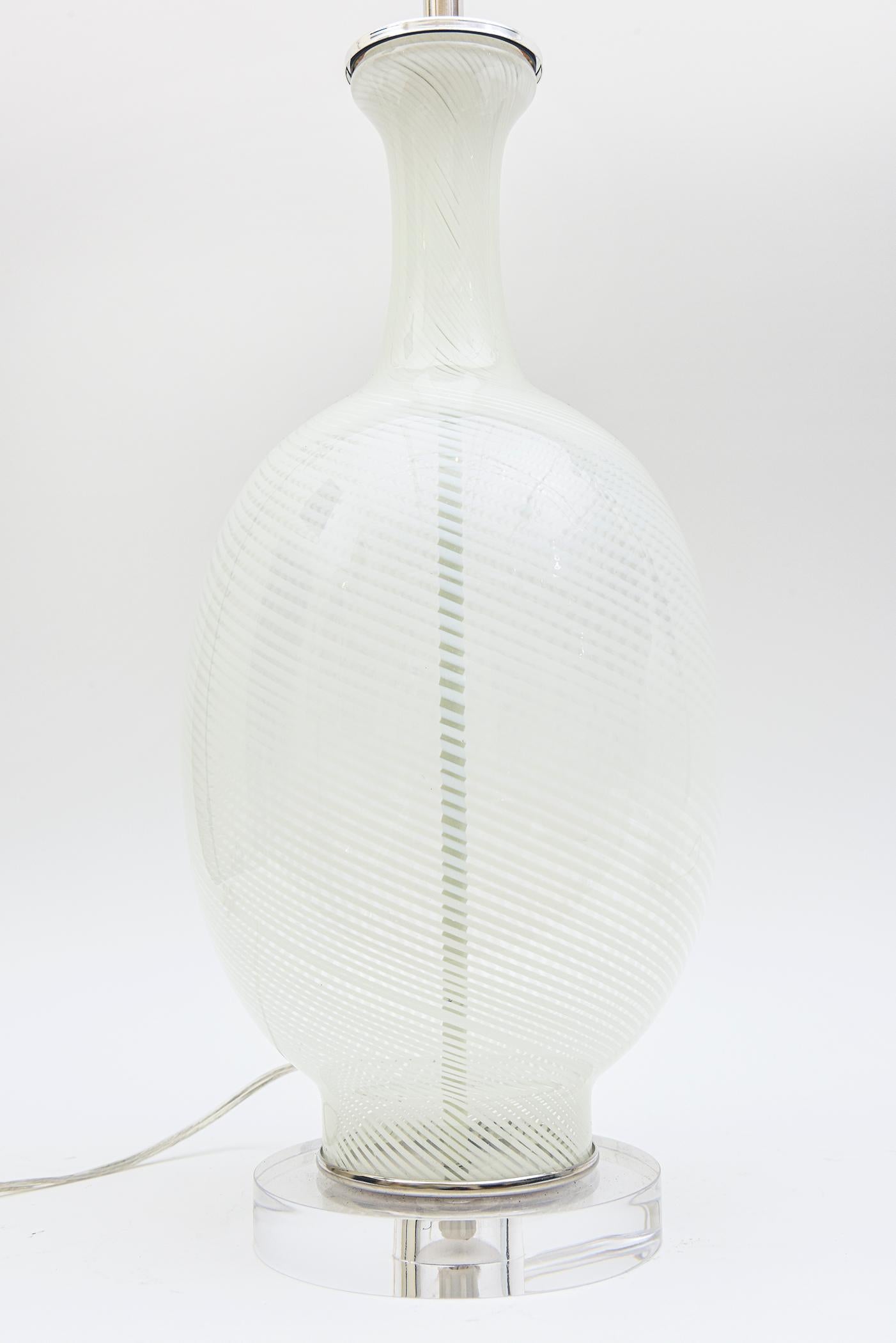Aureliano Toso Murano Vintage-Lampen aus weißem wirbelndem Glas mit Glasabschlüssen, Paar  (Europäisch) im Angebot