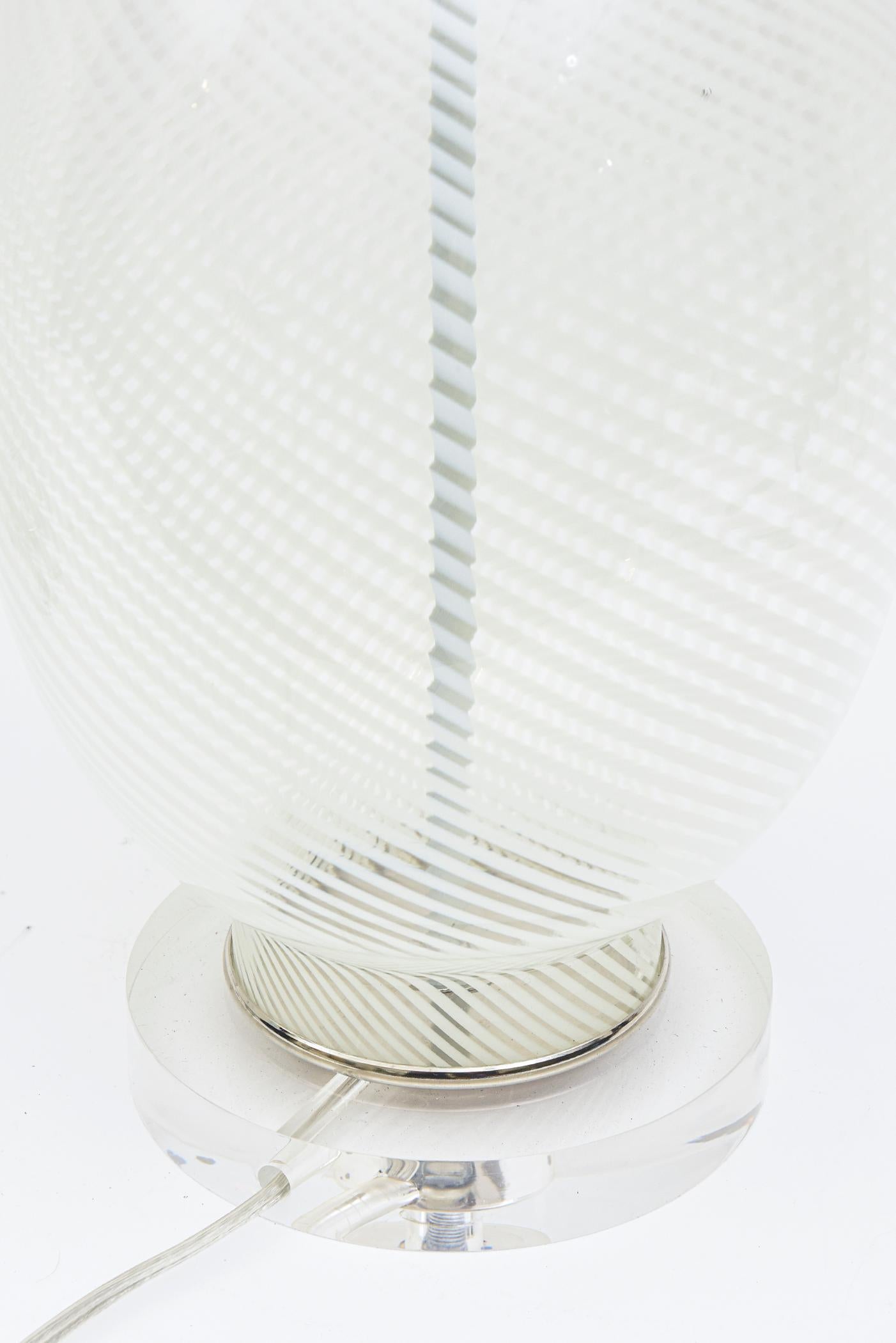 Aureliano Toso Murano Vintage-Lampen aus weißem wirbelndem Glas mit Glasabschlüssen, Paar  im Angebot 1
