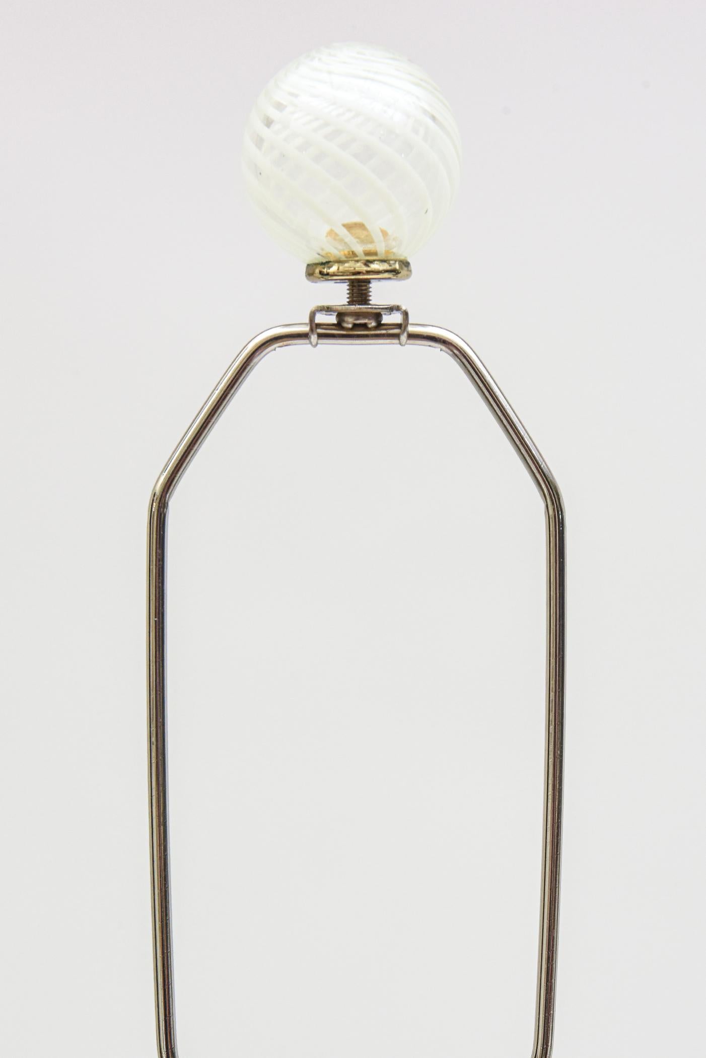 Aureliano Toso Murano Vintage-Lampen aus weißem wirbelndem Glas mit Glasabschlüssen, Paar  im Angebot 2