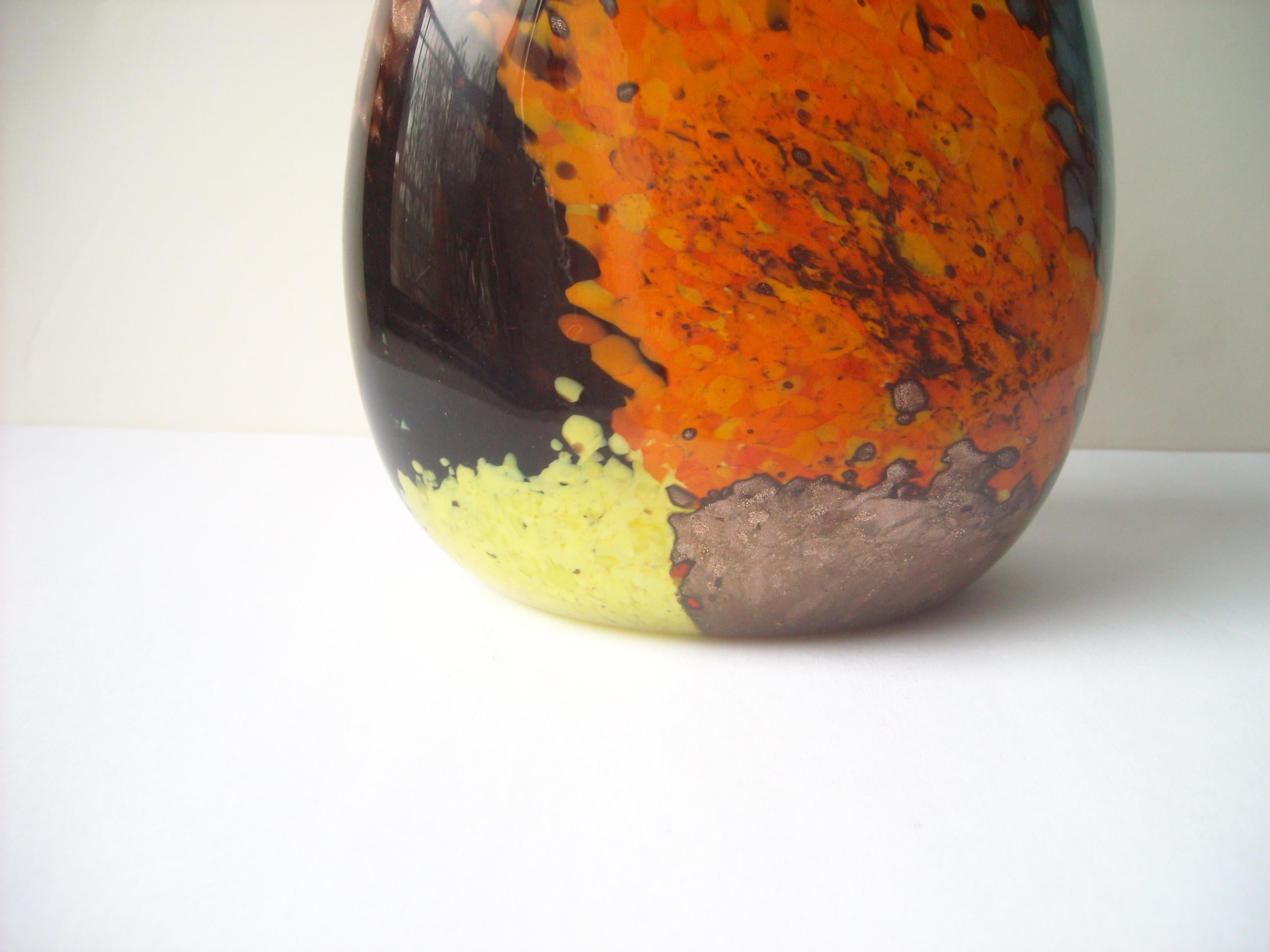 This is a well-known design, attributed to Aurelian Toso, circa 1960s. Similar vase it was in Quittenbaum auction in Sep 26, 2019, lot 855. This piece is in mint condition, has a line from blown factory/ artist in one side. From furnace.