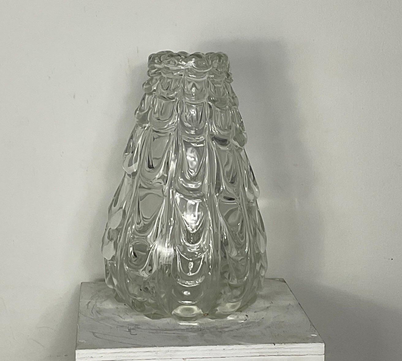 Vase attribuable à Aureliano Toso des années 30/40 en verre de Murano, mesure H 35cm et D 20cm. La marque Aureliano Toso Illuminazione depuis 1938, fondée en 1991, doit son nom en hommage à la verrerie historique de Murano du maître Aureliano Toso,