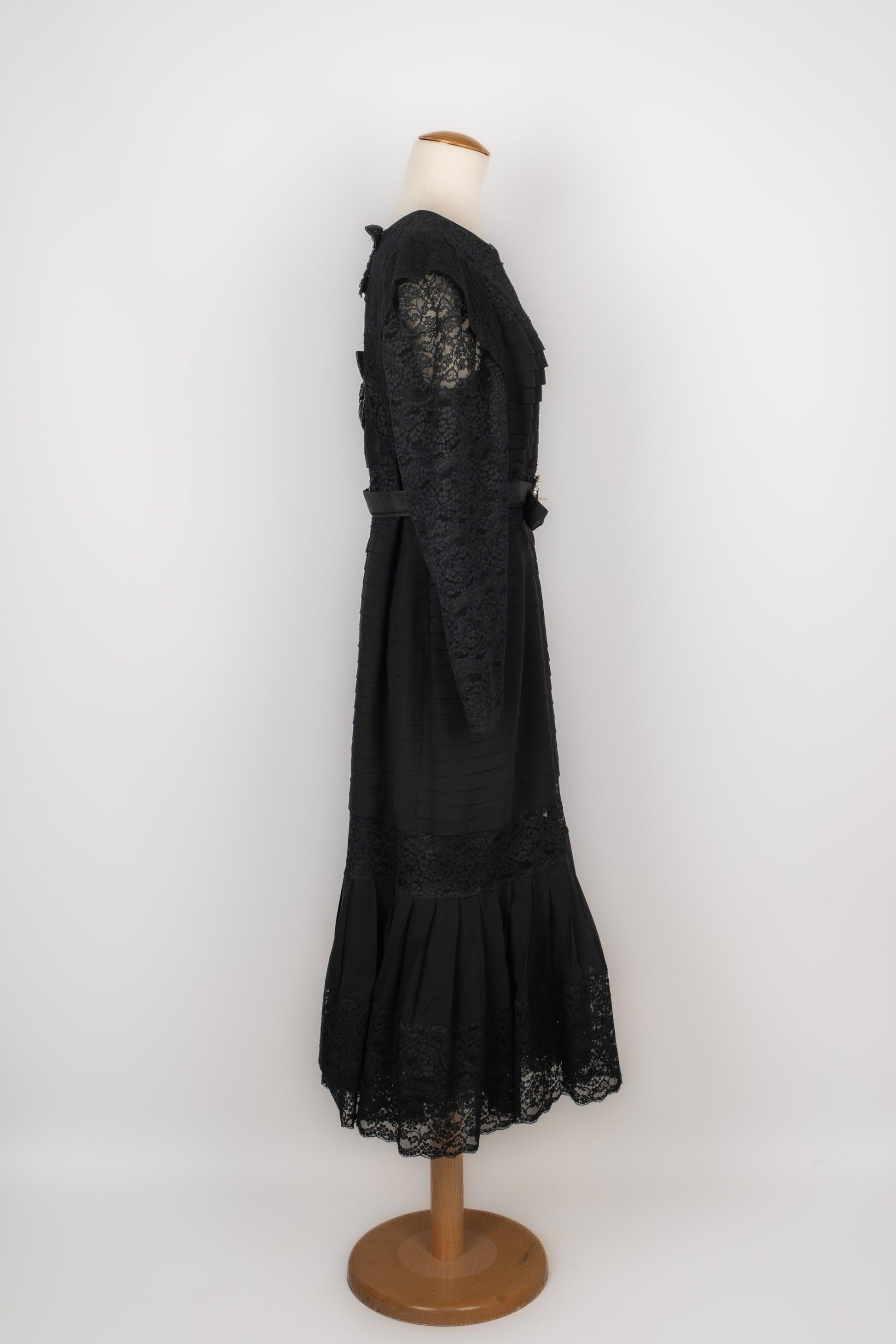 Aurelie Marciano  - (Made in France) Schwarzes Kleid aus Krepp mit Spitze, verziert mit Perlenschleifen und Strasssteinen auf dem Rücken. Fehlende Zusammensetzung und Größe Etiketten, es passt ein 40FR.

Zusätzliche Informationen:
Zustand: Sehr