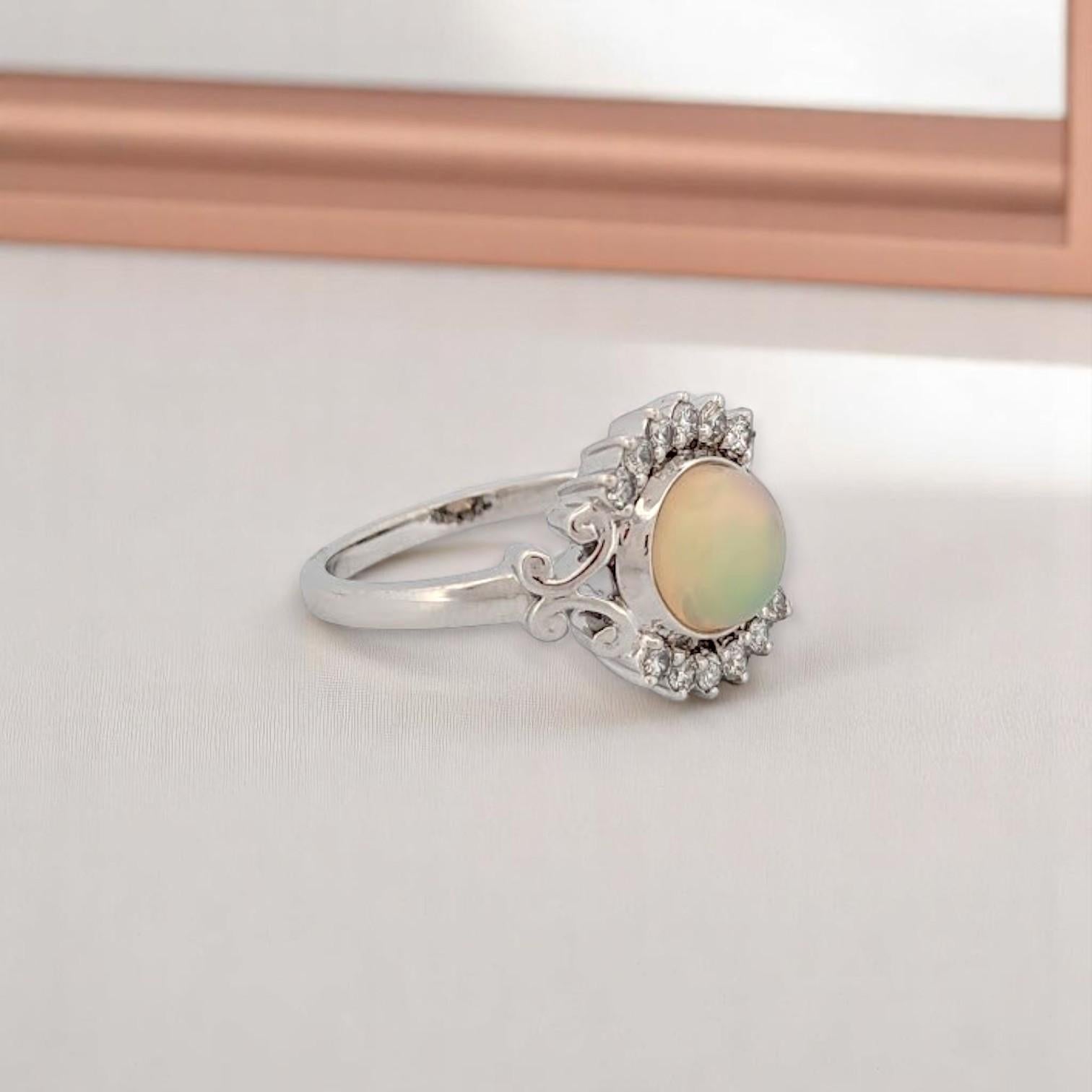 Taglio rotondo Anello Aurelie Opal Diamond, oro bianco 14K con opale e diamanti 1,05ct - Misura 6,5 in vendita