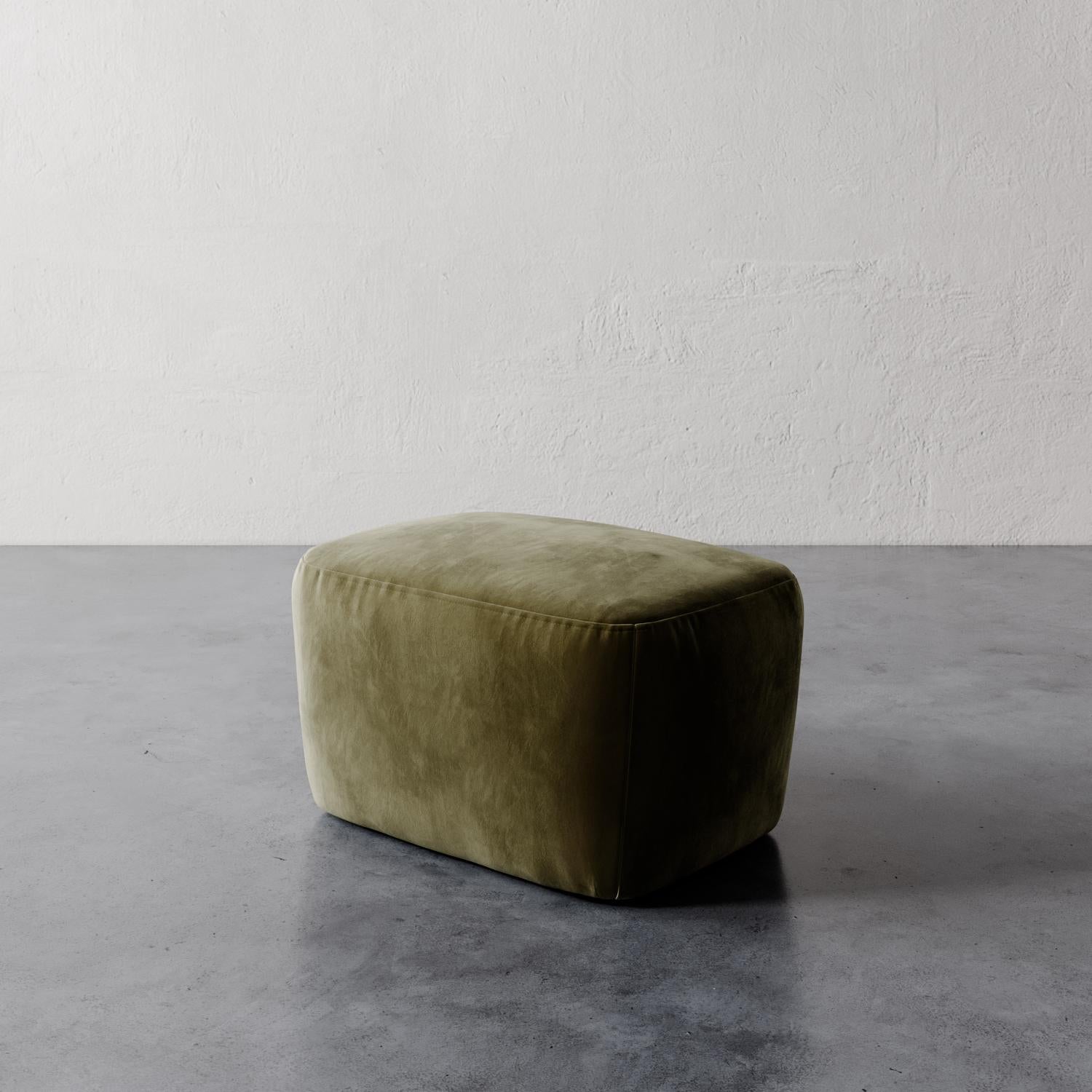 L'ottomana Aurélie di Lemieux et Cie è uno studio di morbida geometria, la sua forma delicatamente arrotondata riecheggia le curve aggraziate del design Deco francese. Perfettamente proporzionata per il riposo, offre un complemento scultoreo alla