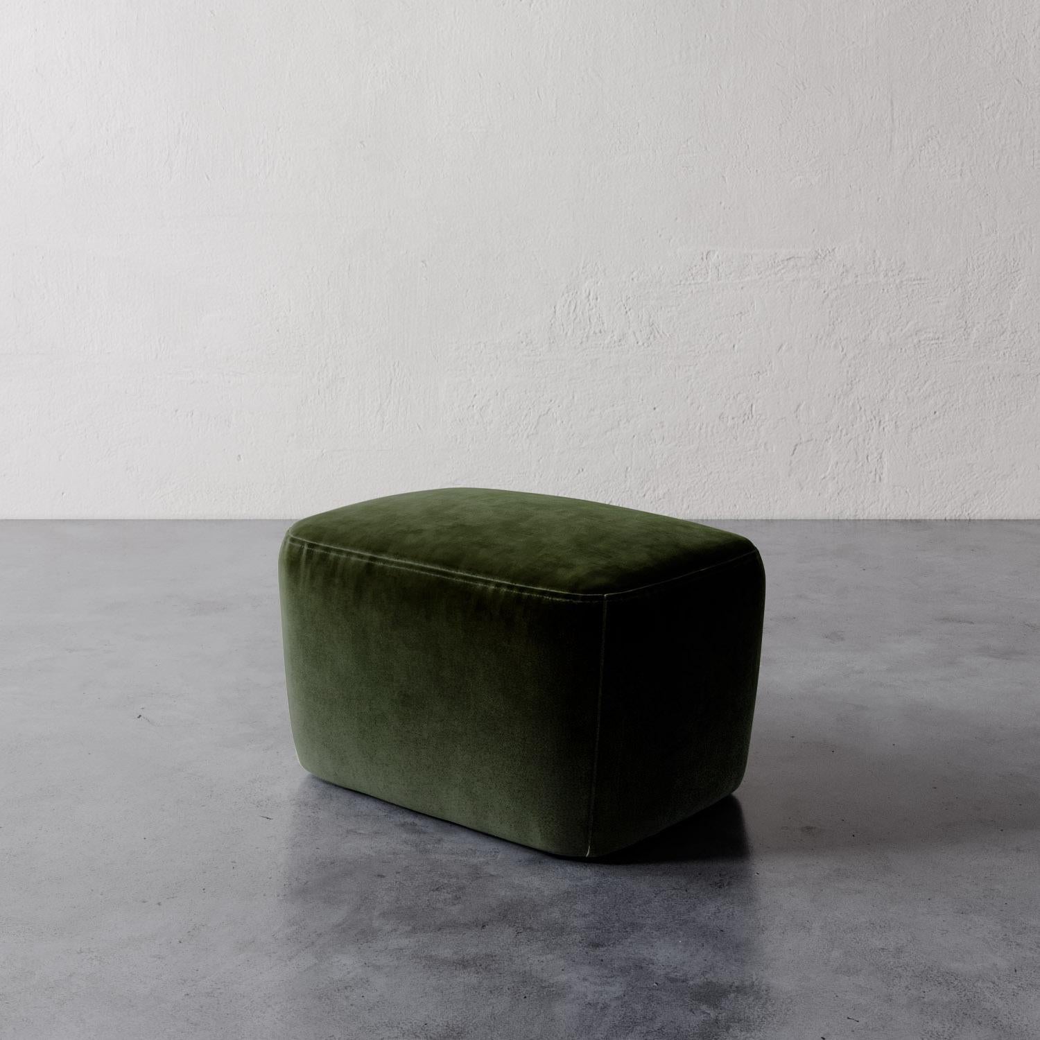 Fatto a mano Pouf Aurélie in velluto Performance di Christiane Lemieux in vendita