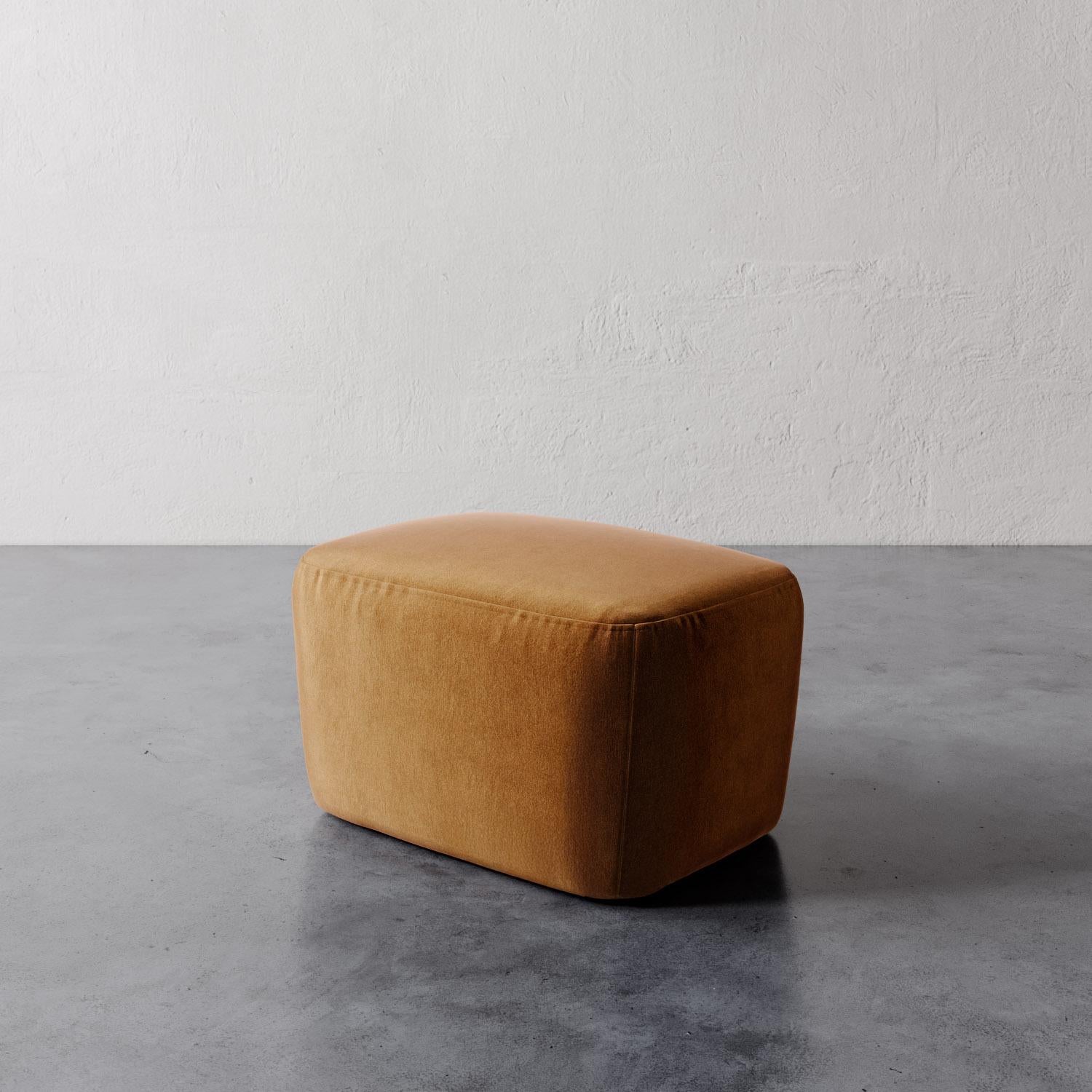 Pouf Aurélie in velluto Performance di Christiane Lemieux In condizioni Nuovo in vendita a New York, NY