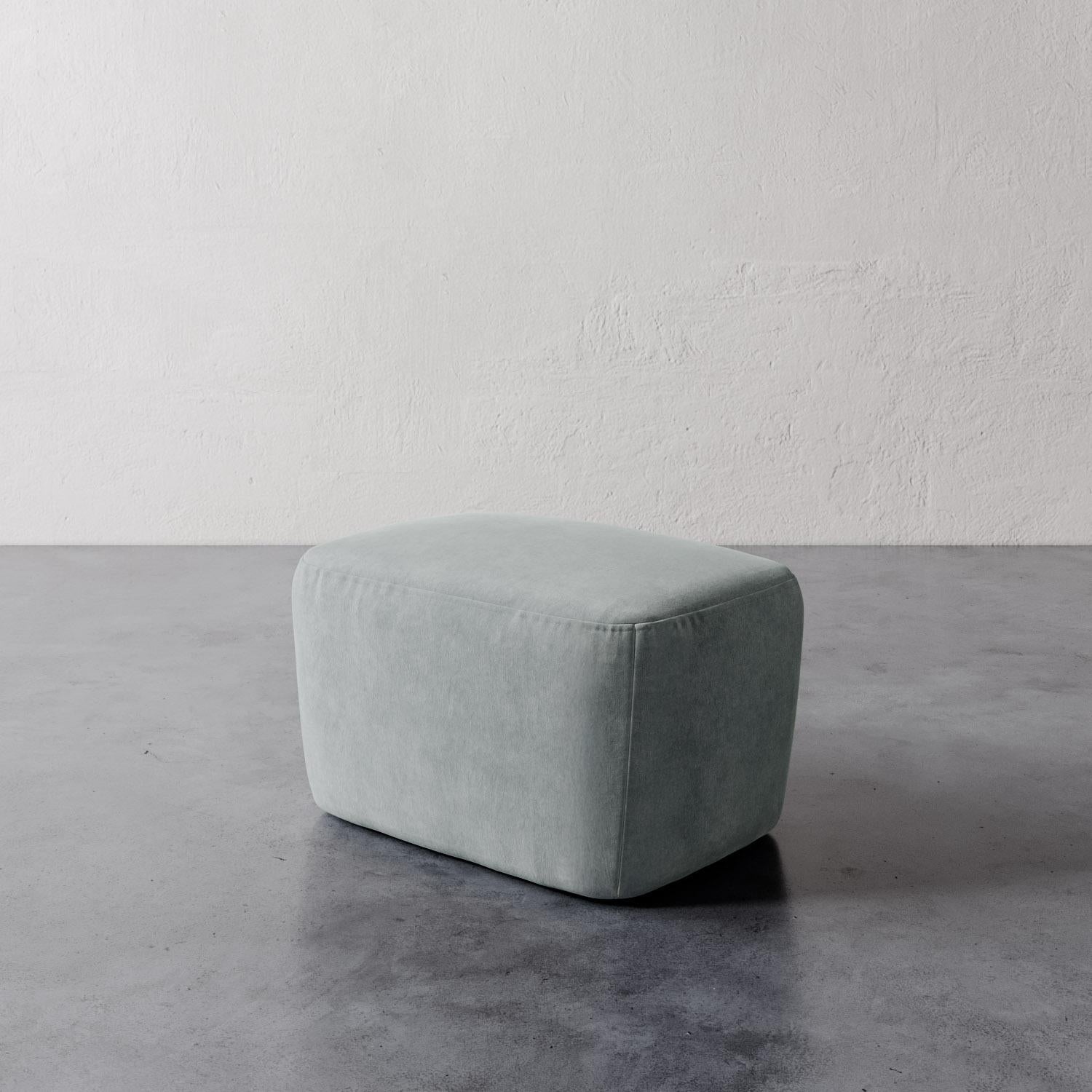 XXI secolo e contemporaneo Pouf Aurélie in velluto Performance di Christiane Lemieux in vendita