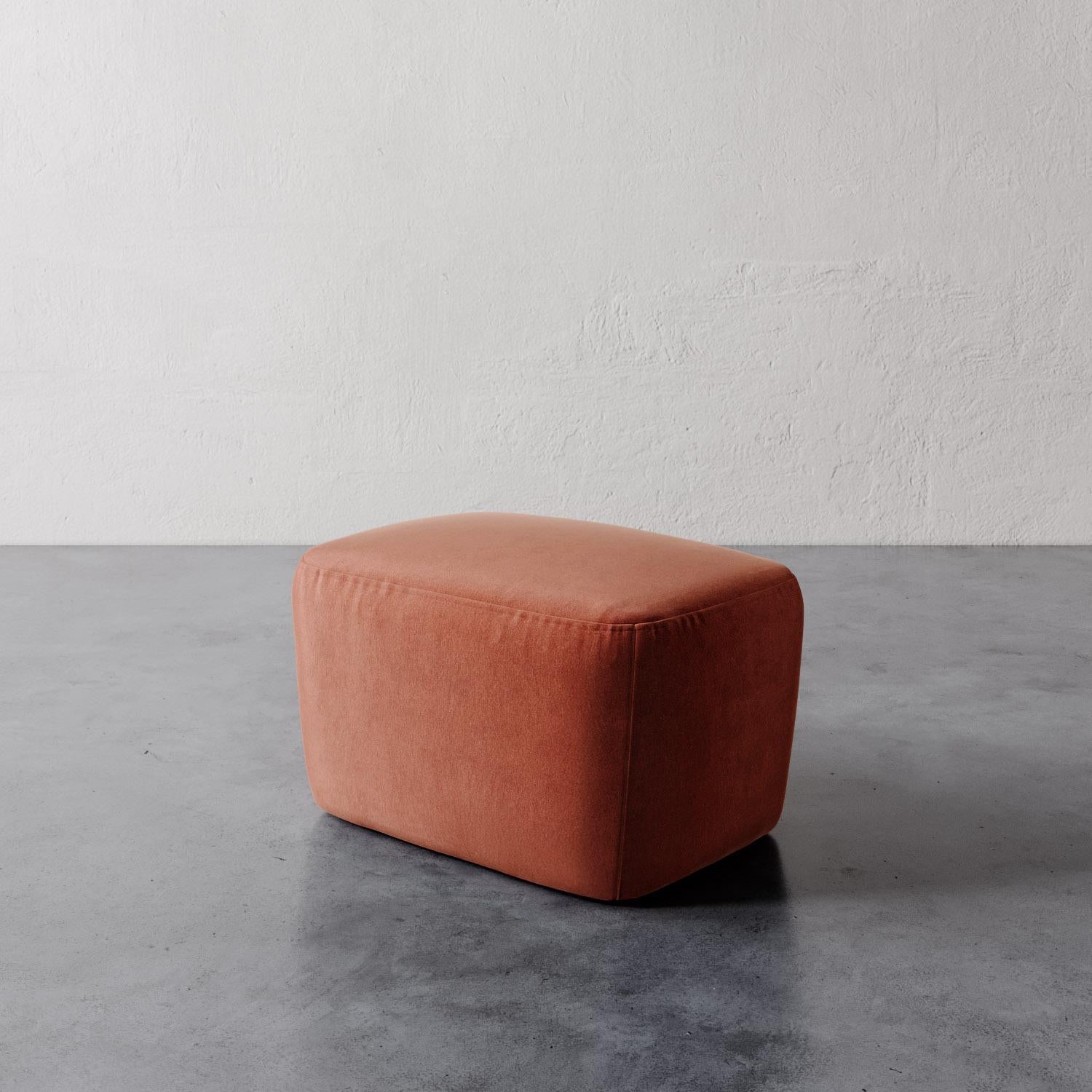 Velluto Pouf Aurélie in velluto Performance di Christiane Lemieux in vendita