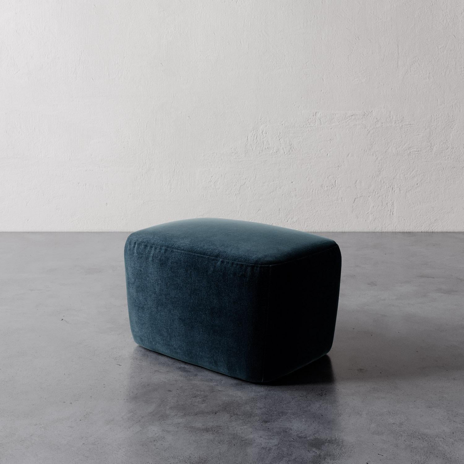 L'ottomana Aurélie di Lemieux et Cie è uno studio di morbida geometria, la sua forma delicatamente arrotondata riecheggia le curve aggraziate del design Deco francese. Perfettamente proporzionata per il riposo, offre un complemento scultoreo alla