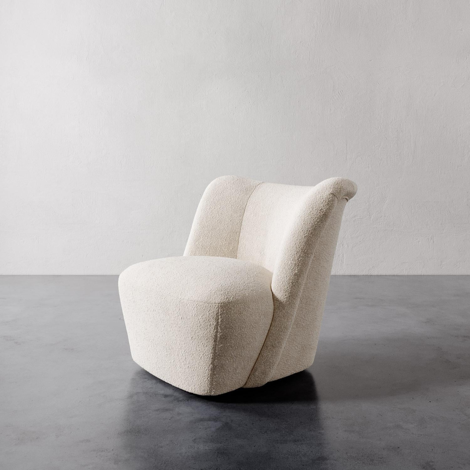 La Silla Giratoria y el Otomano Aurélie de Lemieux et Cie destilan el tranquilo glamour del Decó francés, sus siluetas fluidas y sus suaves curvas recuerdan la elegante sobriedad de la época. Con una forma esculpida que se siente envolvente e