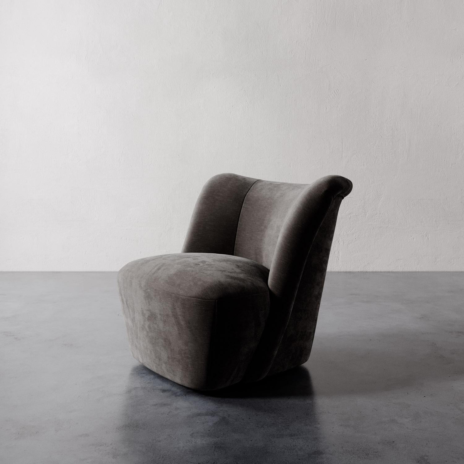 La Silla Giratoria y el Otomano Aurélie de Lemieux et Cie destilan el tranquilo glamour del Decó francés, sus siluetas fluidas y sus suaves curvas recuerdan la elegante sobriedad de la época. Con una forma esculpida que se siente envolvente e