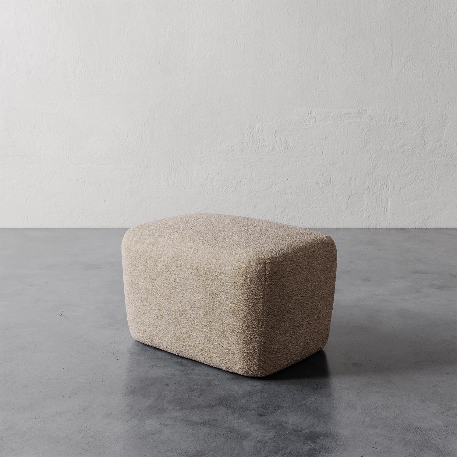 Le pouf Aurélie de Lemieux et Cie est une étude de la géométrie douce, sa forme doucement arrondie faisant écho aux courbes gracieuses du design déco français. Parfaitement proportionné pour le repos, il offre un complément sculptural à la chaise