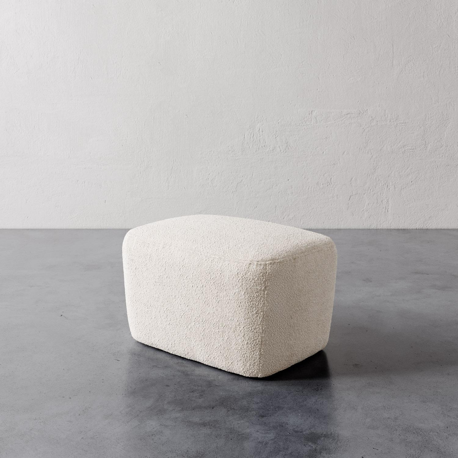 Américain Ottoman Aurélie en  Bouclé de performance crème par Christiane Lemieux en vente