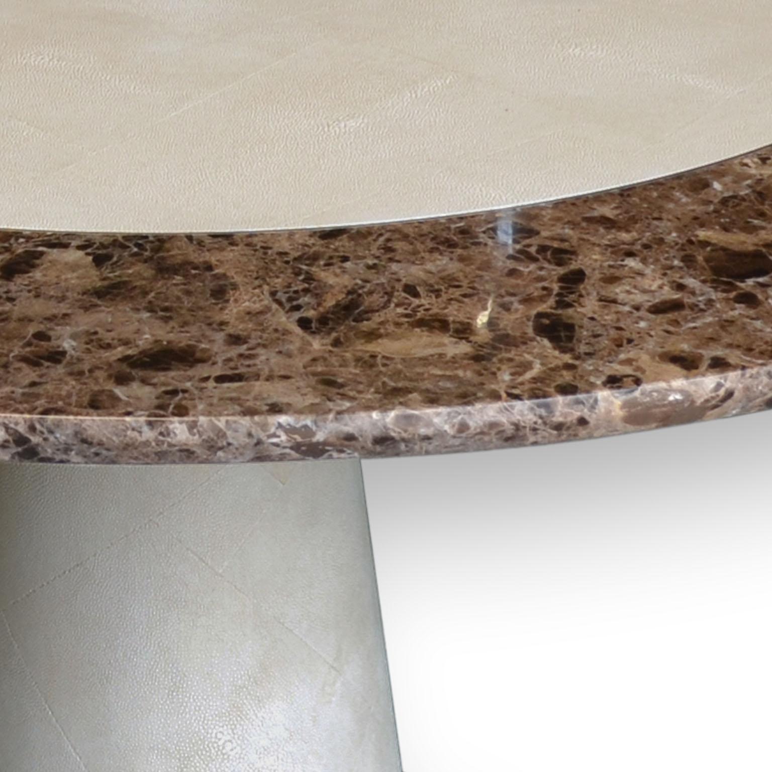 Moderne Table de salle à manger ronde en marbre brun scagliola décor galuchat fait main en Italie en vente