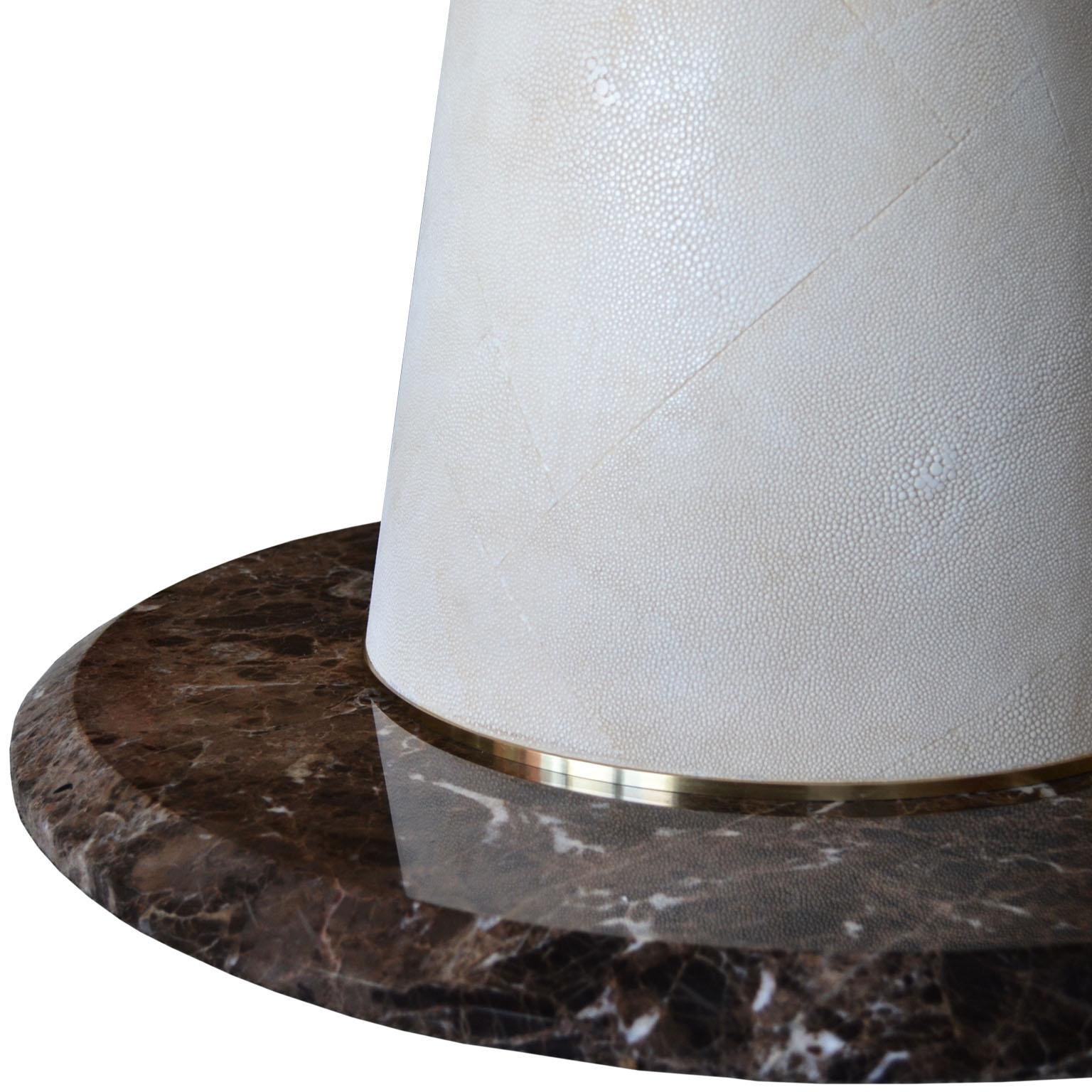 italien Table de salle à manger ronde en marbre brun scagliola décor galuchat fait main en Italie en vente