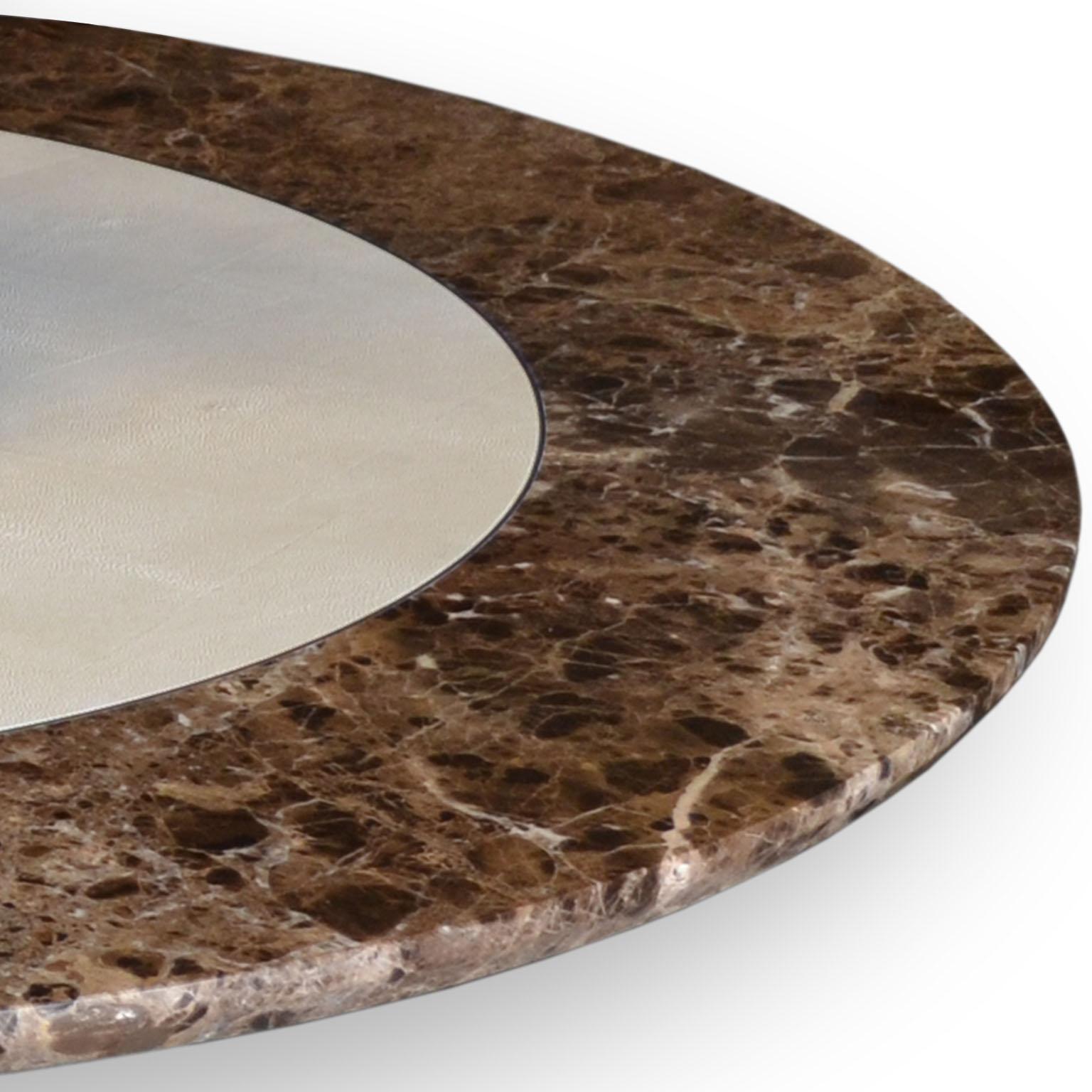 Poli Table de salle à manger ronde en marbre brun scagliola décor galuchat fait main en Italie en vente