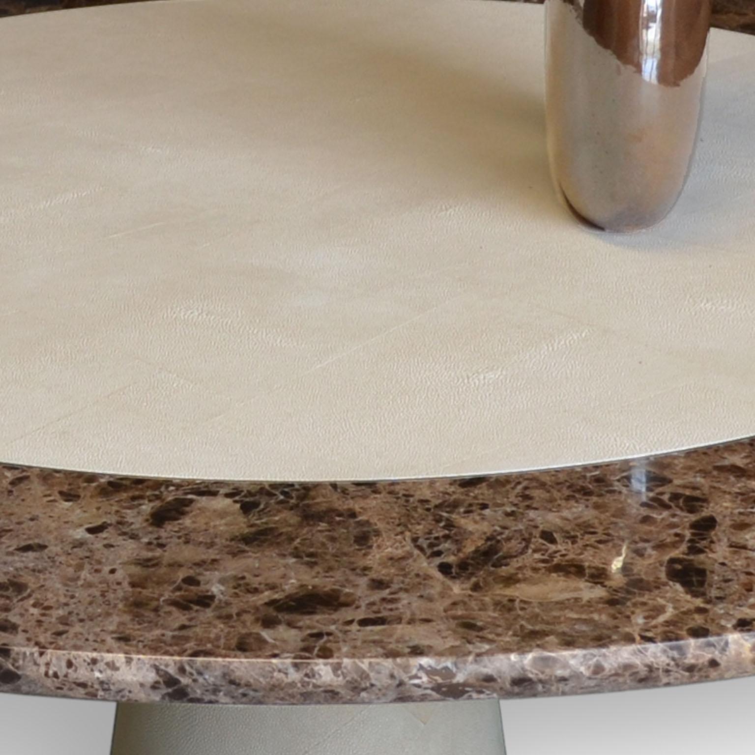 Table de salle à manger ronde en marbre brun scagliola décor galuchat fait main en Italie Neuf - En vente à Rimini, IT