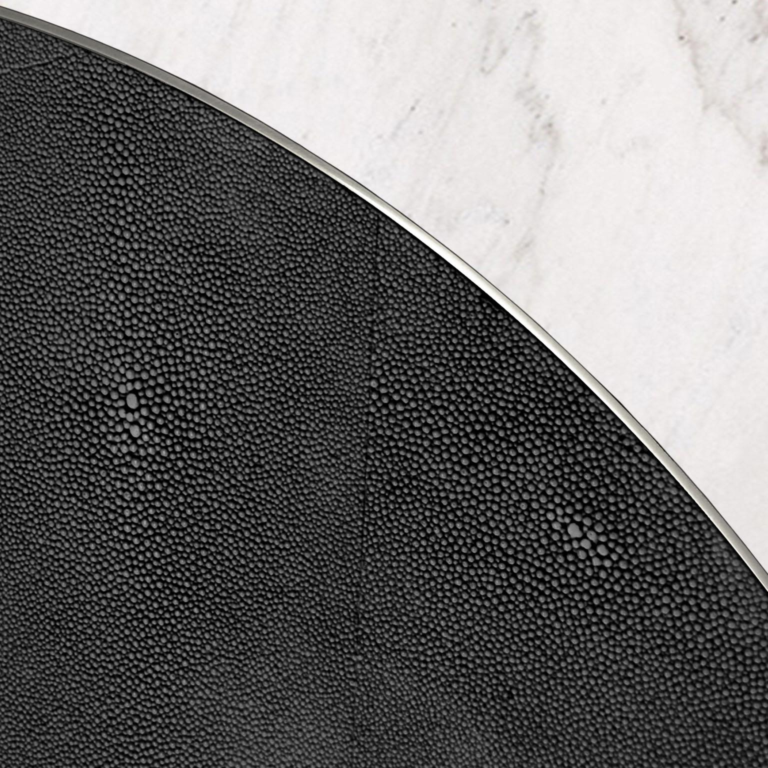 In Aurelio round table the scagliola shagreen meets the elegance of the White marble and the refined accents of the polished brass.
The purpose is to show to our valued customers a new concept of the scagliola art technique where the scagliola meets