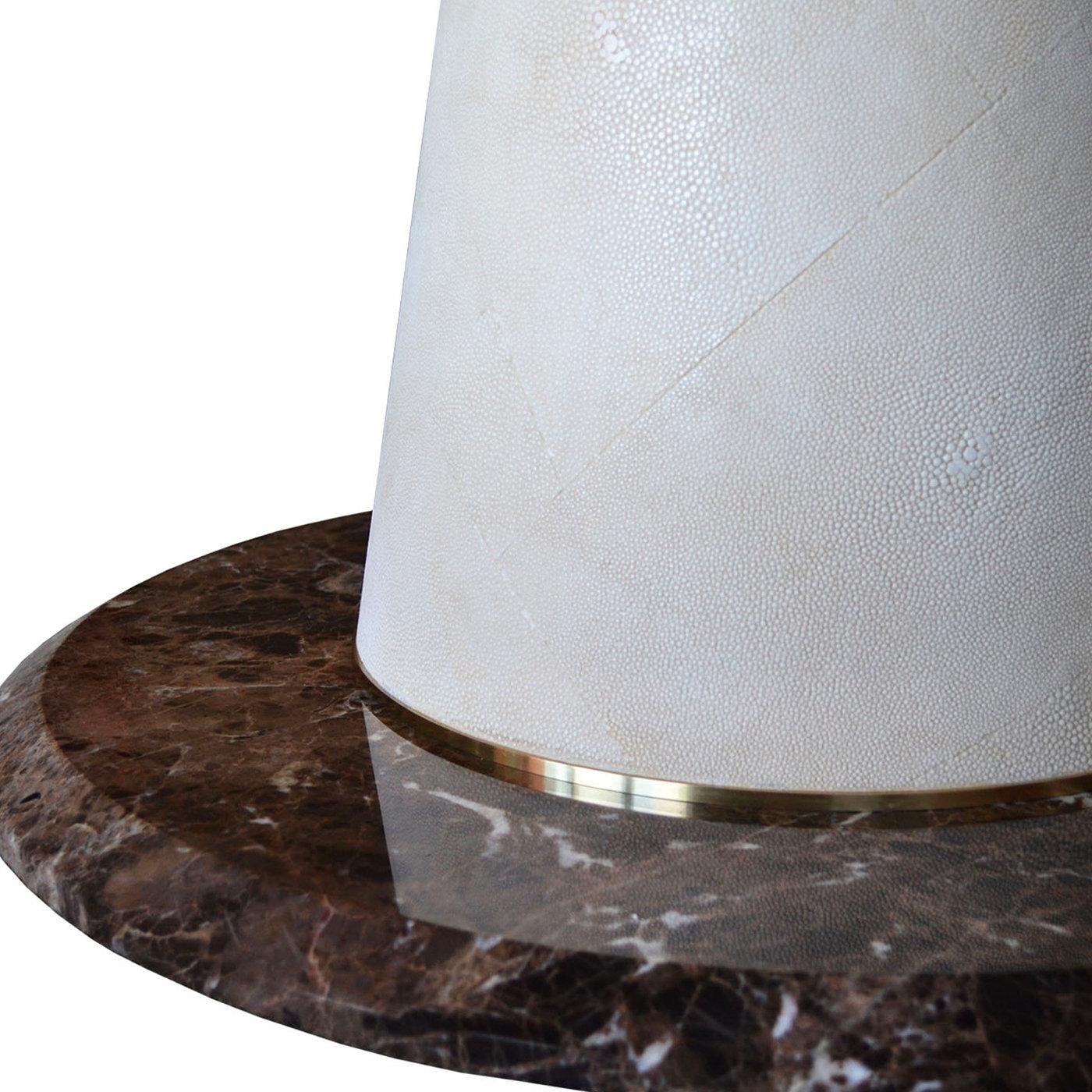 Alliant l'élégance du marbre Emperador brun à la finition exquise des décorations scagliola, cette table étonnante sera une pièce de choix dans une salle à manger classique ou moderne. Offrant à la fois une structure sculpturale et un support