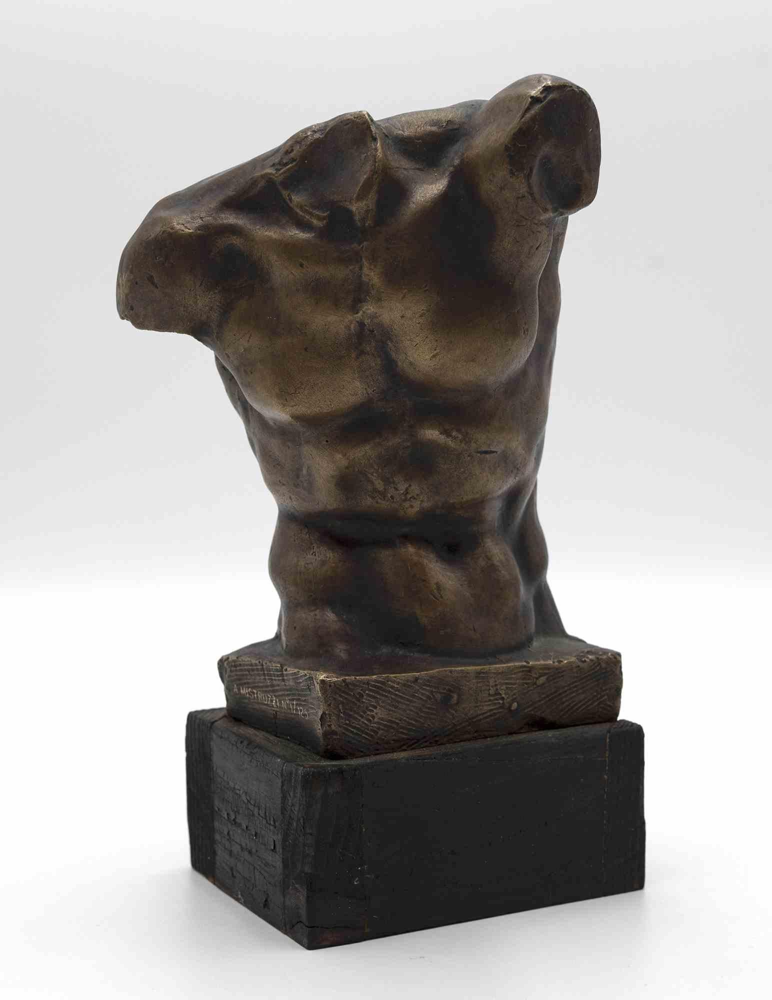 Die Büste eines Mannes ist eine Originalskulptur in Bronze, die Ende der 1990er Jahre nach Aurelio Mistruzzi realisiert wurde.

Bronzeguss.

18 cm Höhe, 24 cm Höhe mit Holzsockel.

Gute Bedingungen.