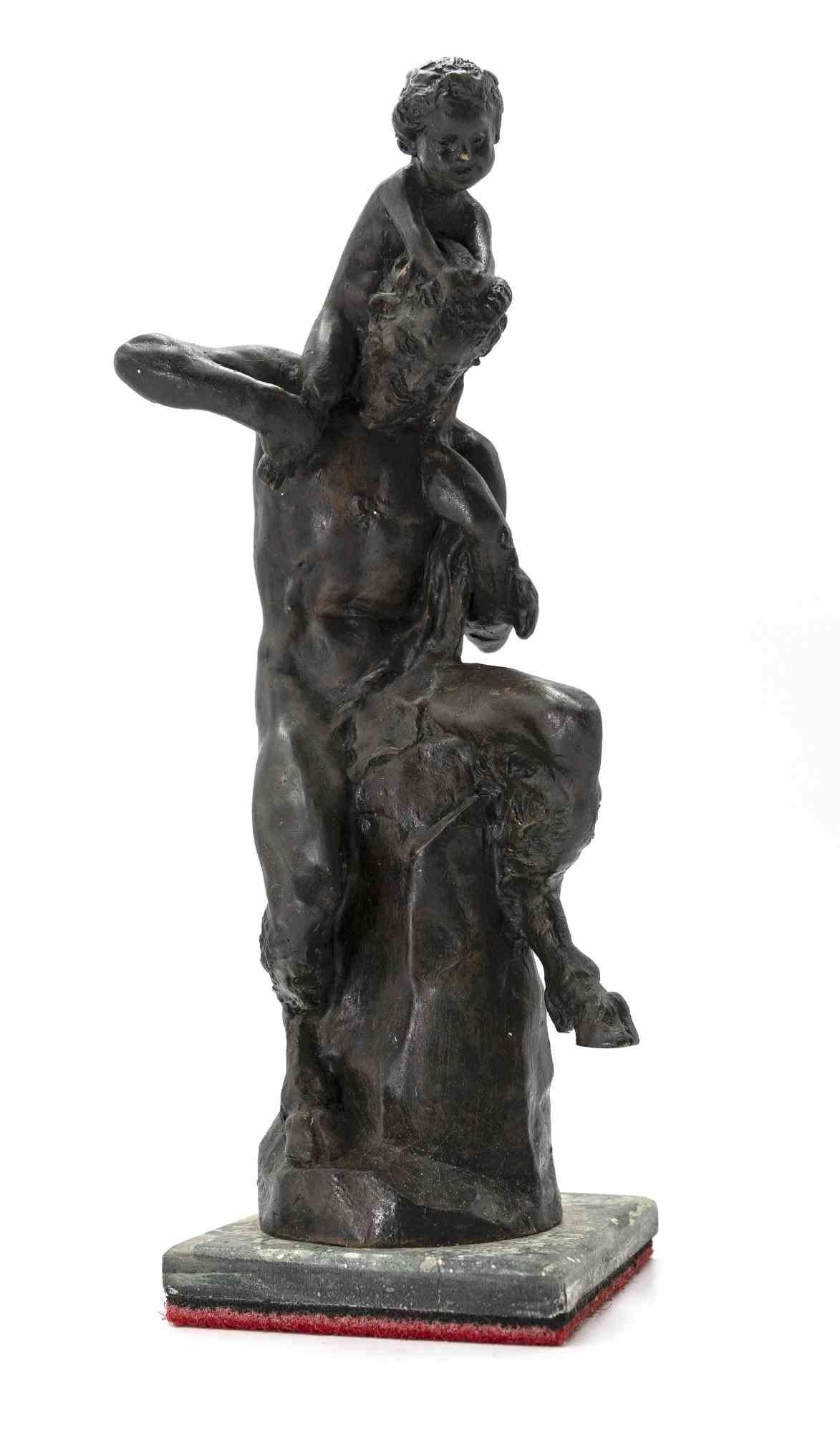 Il Satiro e il Bambino è una statua in bronzo realizzata dall'artista Aurelio Mistruzzi. 

Minotauro con bambino sulle spalle.

Edizione della fine del 1900.

Firma incisa sulla base in marmo.

31x32,5 cm.

Buone condizioni