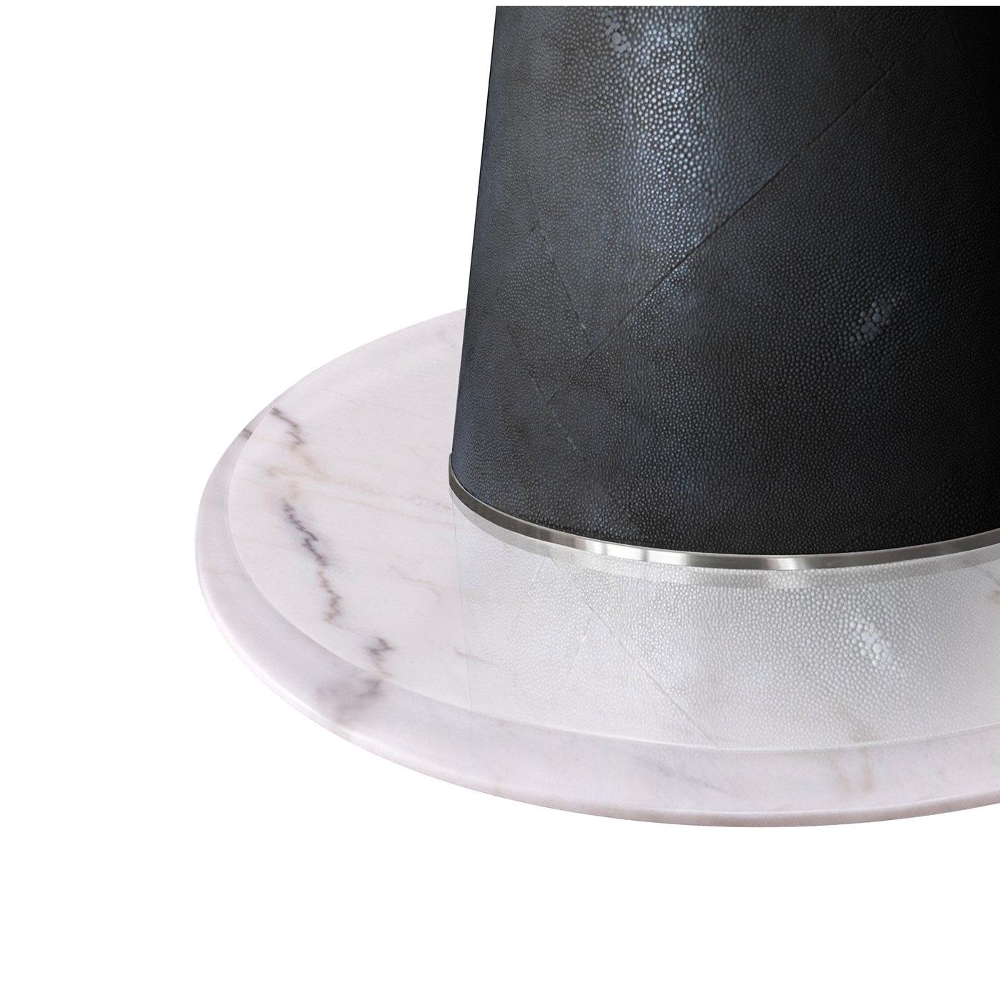 Imposante et enrichie d'accents raffinés, cette extraordinaire table à manger crée une ambiance luxueuse dans une salle à manger moderne et classique. Entièrement réalisée en marbre blanc Statuario, cette table présente un plateau rond soutenu par