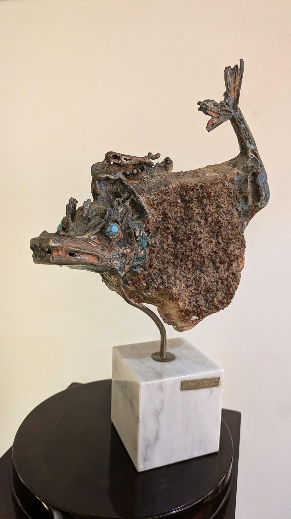 Aurelio Teno (1927/2013) Fischförmige Skulptur, Naturstein und Bronze im Angebot 6