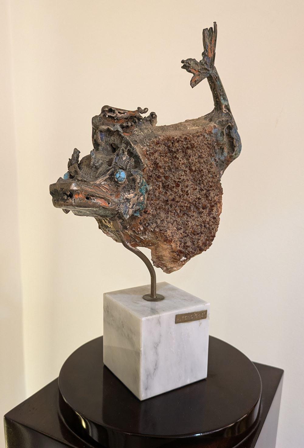 Aurelio Teno (1927/2013) Fischförmige Skulptur, Naturstein und Bronze.
Hervorragende Skulptur aus den 70er Jahren von Aurelio Teno, brutalistisch inspiriert, hergestellt aus einem Block aus natürlichem rotem Quarz, dessen Form den Künstler dazu