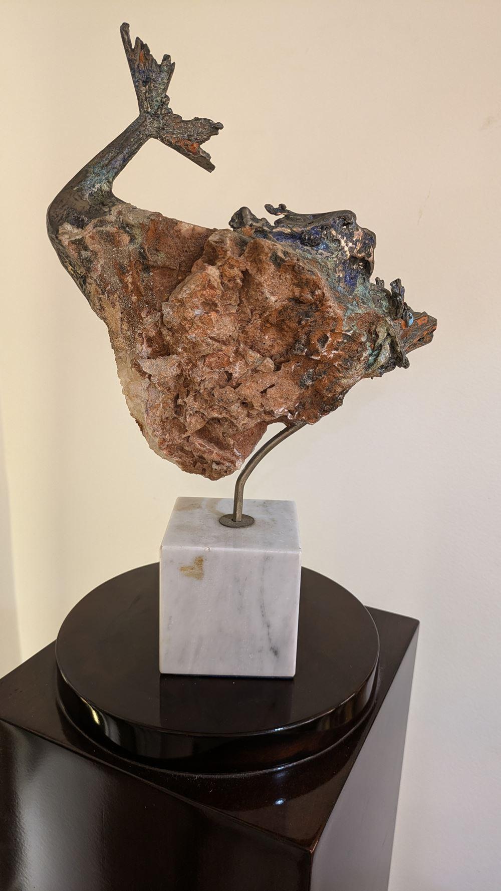Aurelio Teno (1927/2013) Fischförmige Skulptur, Naturstein und Bronze im Angebot 1