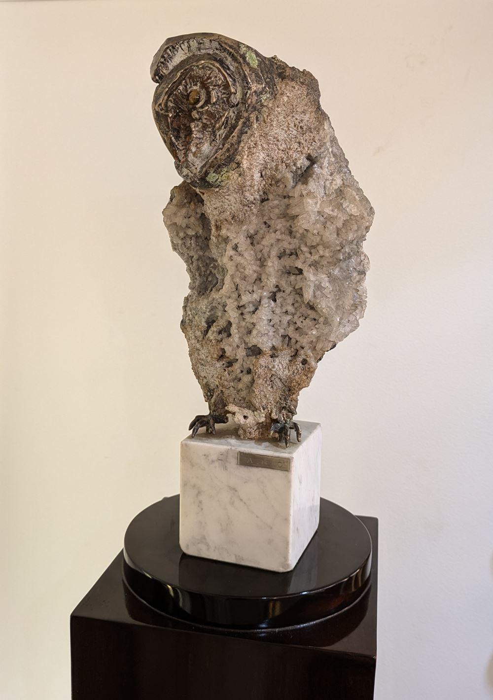 Aurelio Teno (1927/2013) Eulenförmige Skulptur, Naturstein und Bronze im Angebot 4