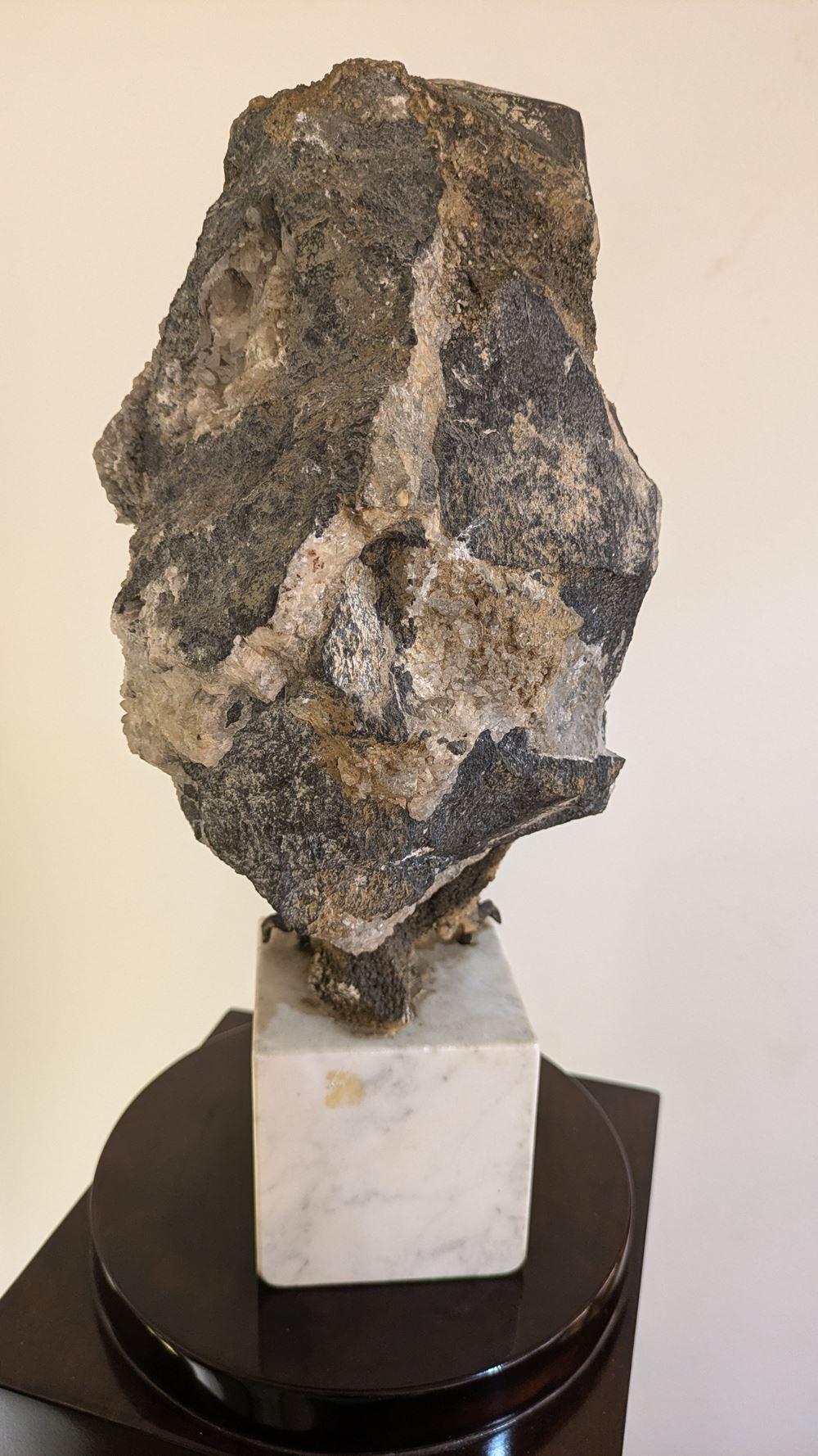 Aurelio Teno (1927/2013) Eulenförmige Skulptur, Naturstein und Bronze im Angebot 5