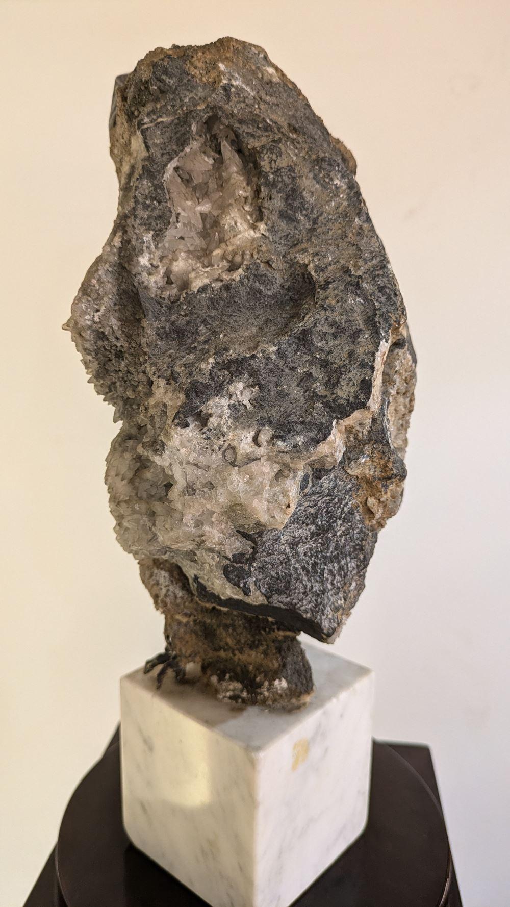 Aurelio Teno (1927/2013) Eulenförmige Skulptur, Naturstein und Bronze im Angebot 6