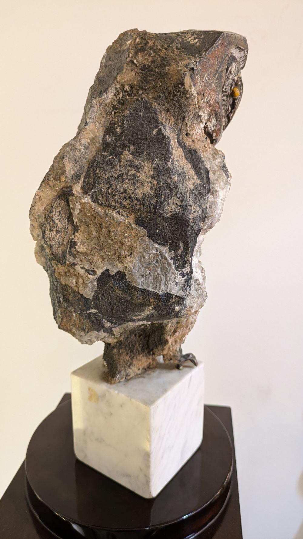 Aurelio Teno (1927/2013) Eulenförmige Skulptur, Naturstein und Bronze im Angebot 7