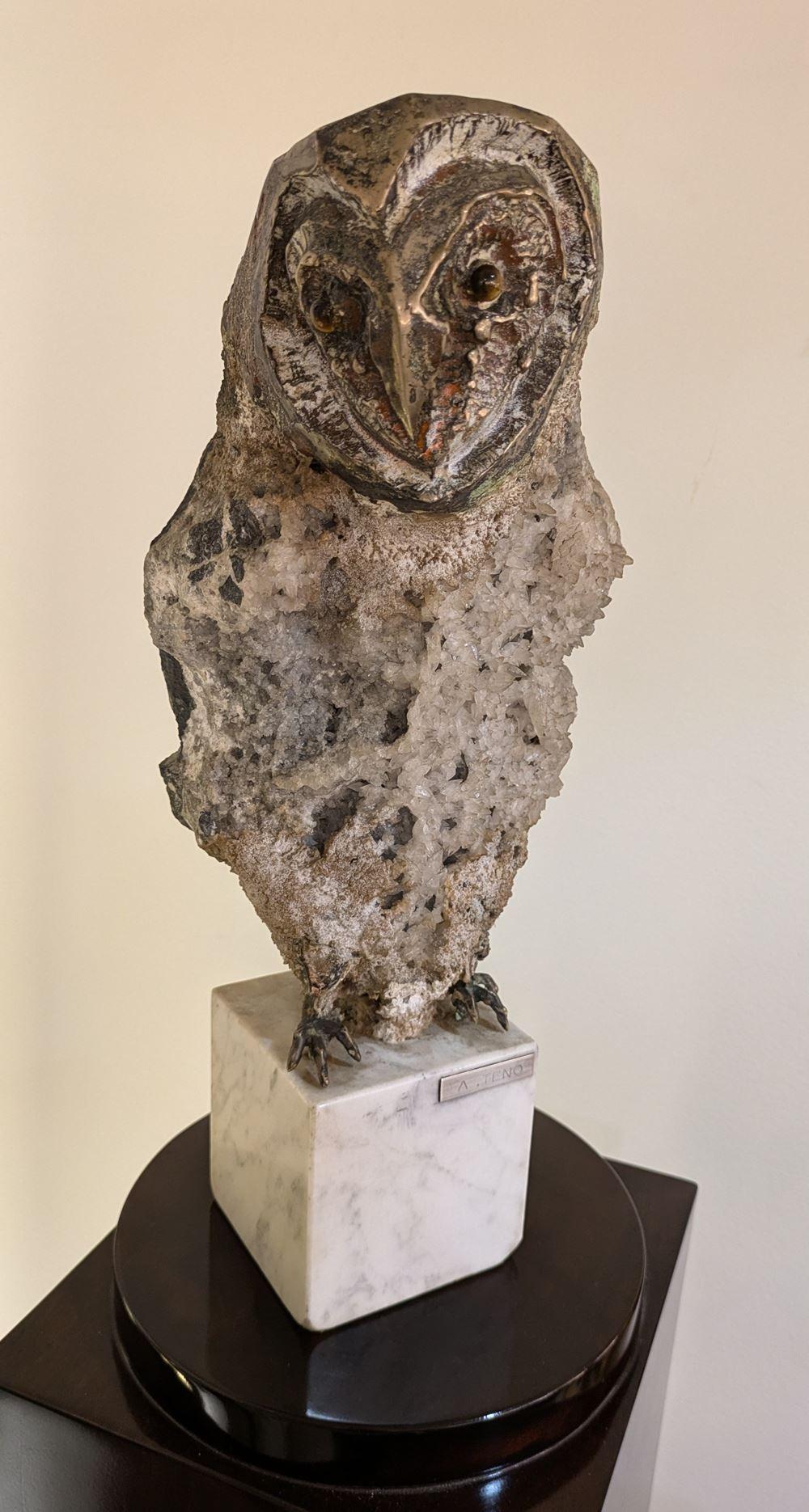 Aurelio Teno (1927/2013) Eulenförmige Skulptur, Naturstein und Bronze.
Hervorragende Skulptur aus den 70er Jahren von Aurelio Teno, brutalistisch inspiriert, hergestellt aus einem natürlichen Quarzblock, dessen Form den Künstler dazu inspirierte,