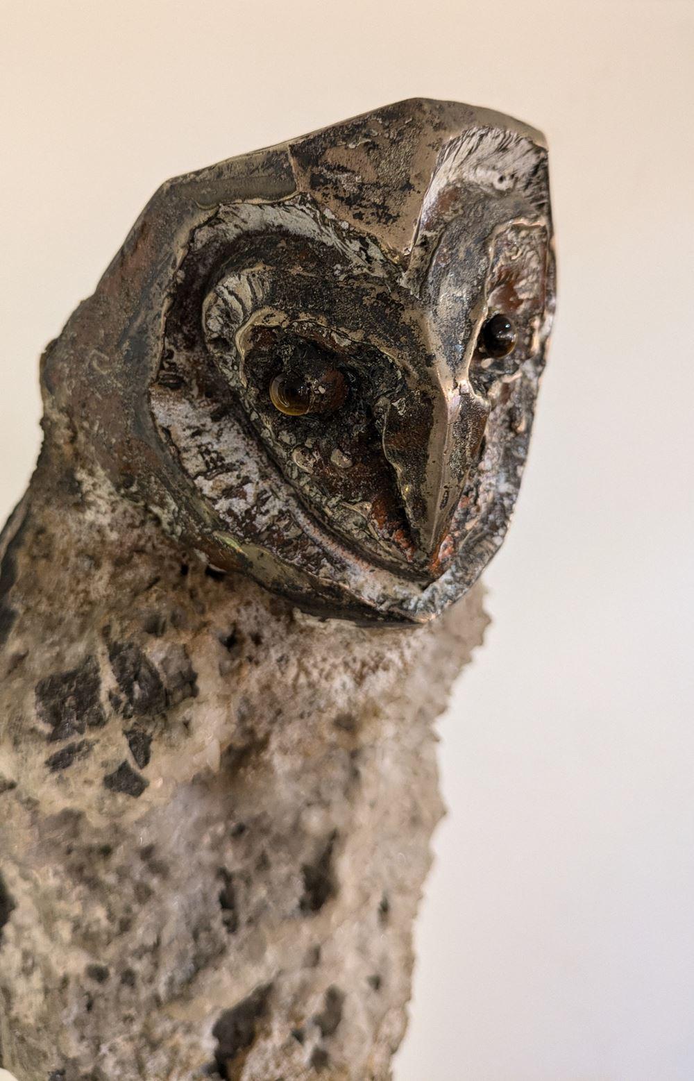 Aurelio Teno (1927/2013) Eulenförmige Skulptur, Naturstein und Bronze (Brutalismus) im Angebot