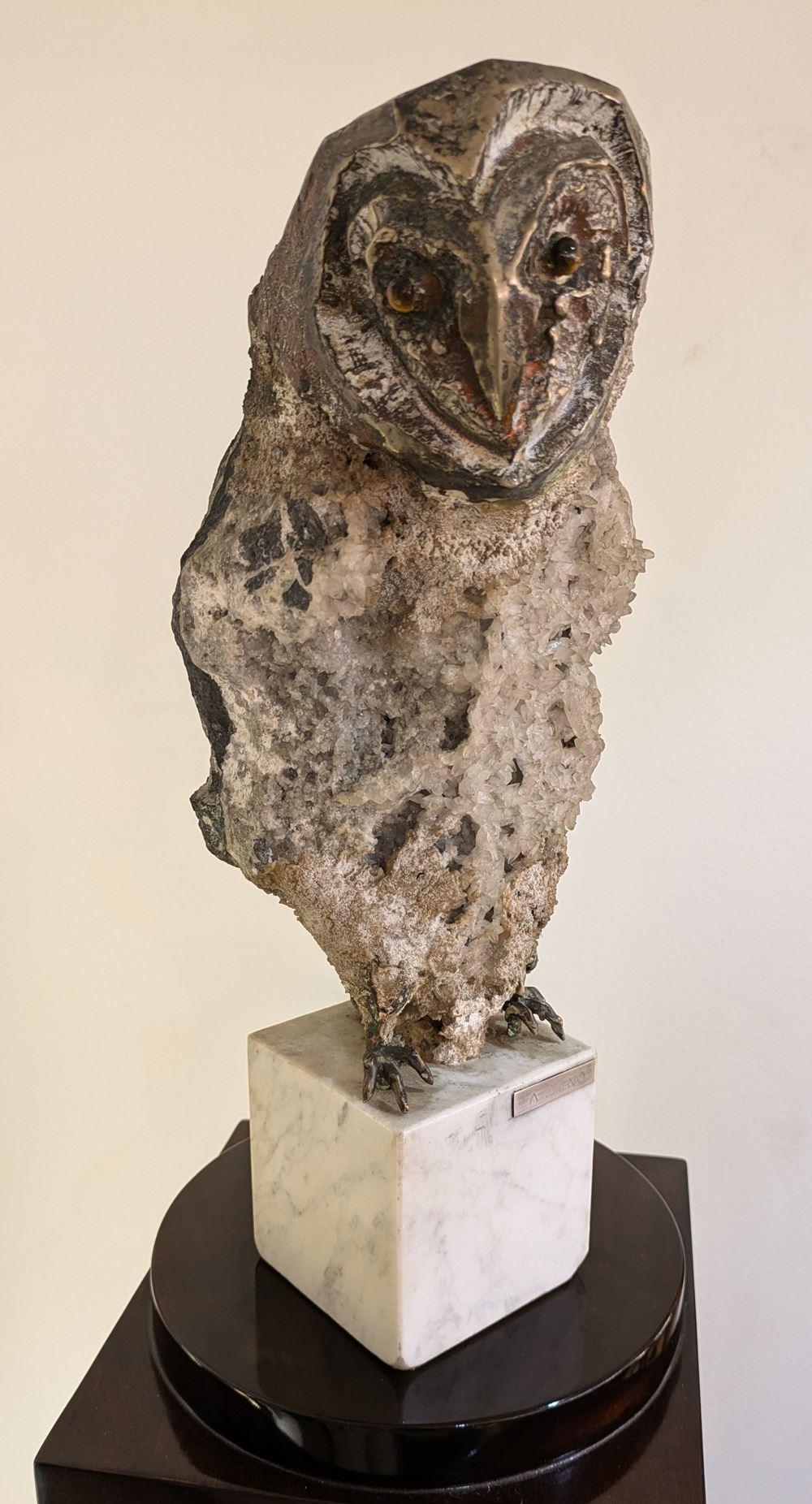 Aurelio Teno (1927/2013) Eulenförmige Skulptur, Naturstein und Bronze (Ende des 20. Jahrhunderts) im Angebot
