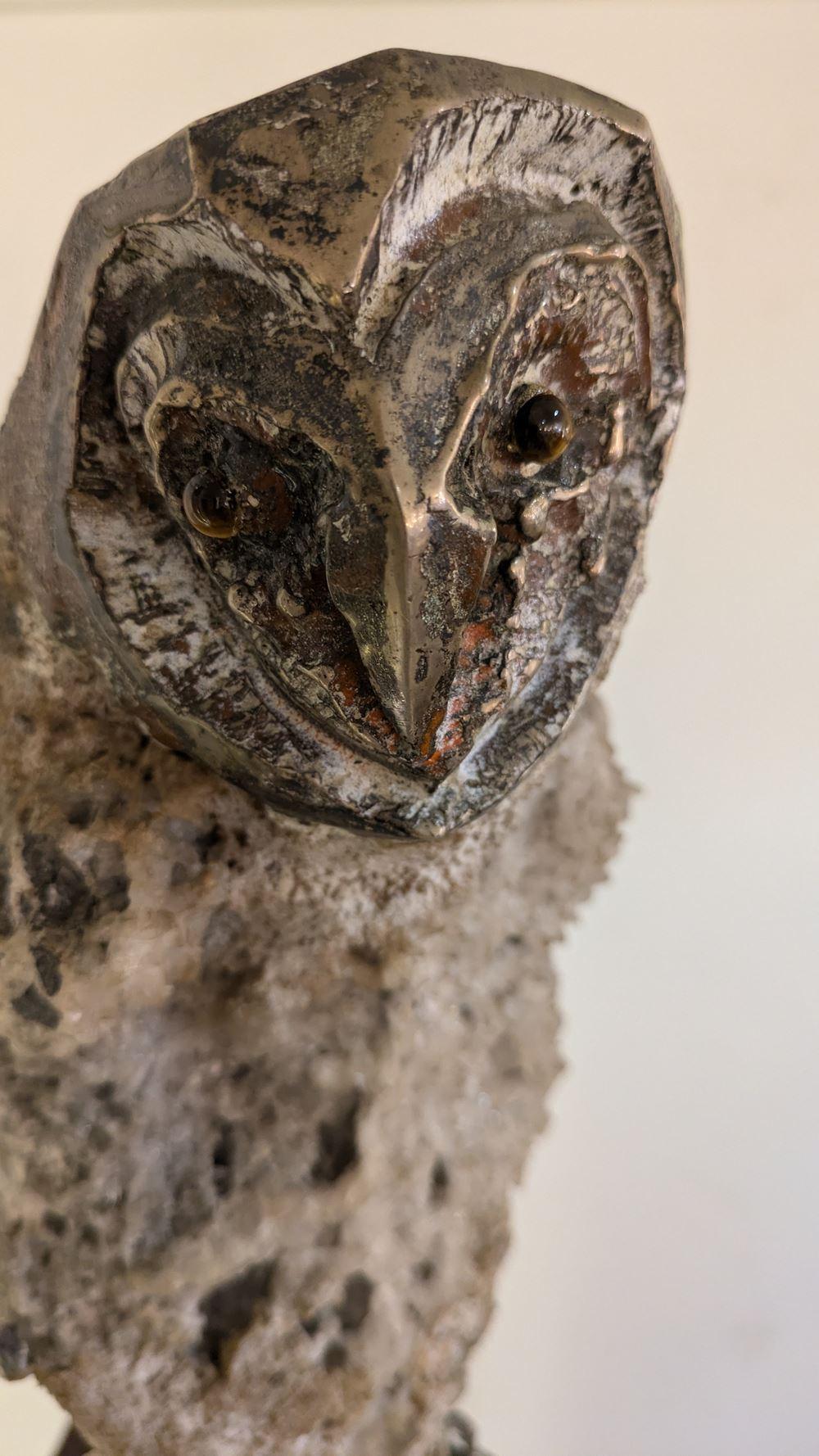 Aurelio Teno (1927/2013) Eulenförmige Skulptur, Naturstein und Bronze im Angebot 1