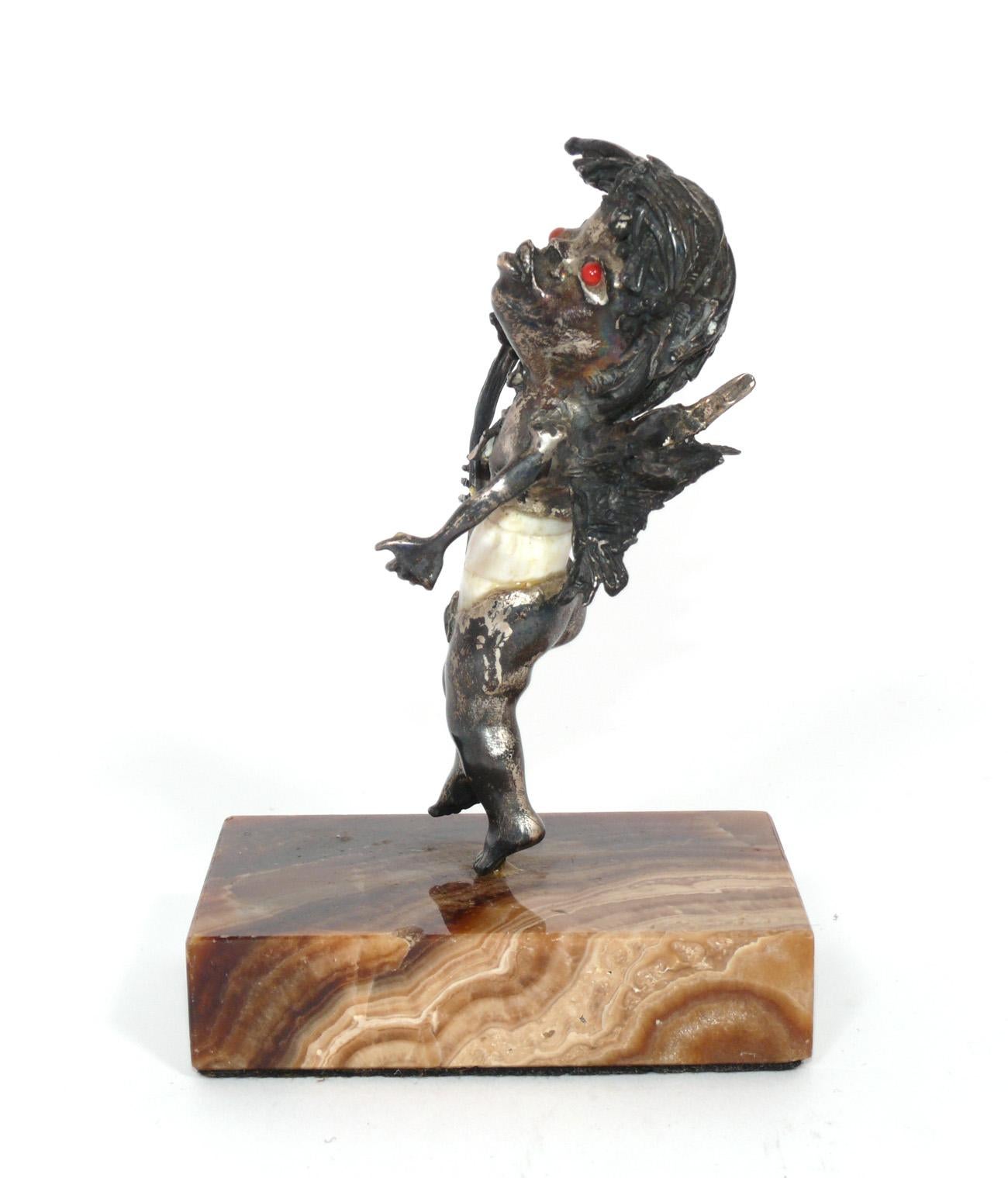Skulptur einer schelmischen Kreatur, von Aurelio Teno, unsigniert, spanisch, um 1960. Gefertigt aus einer Muschel, silberner oder versilberter Bronze und Augen aus Halbedelsteinen auf einem Achatsockel. Behält die warme Originalpatina.